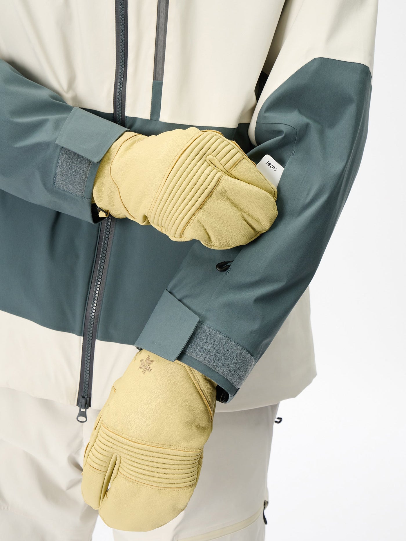 Model: Height 187cm / 6'1" | Wearing: MOON WHITE x PEWTER / 3