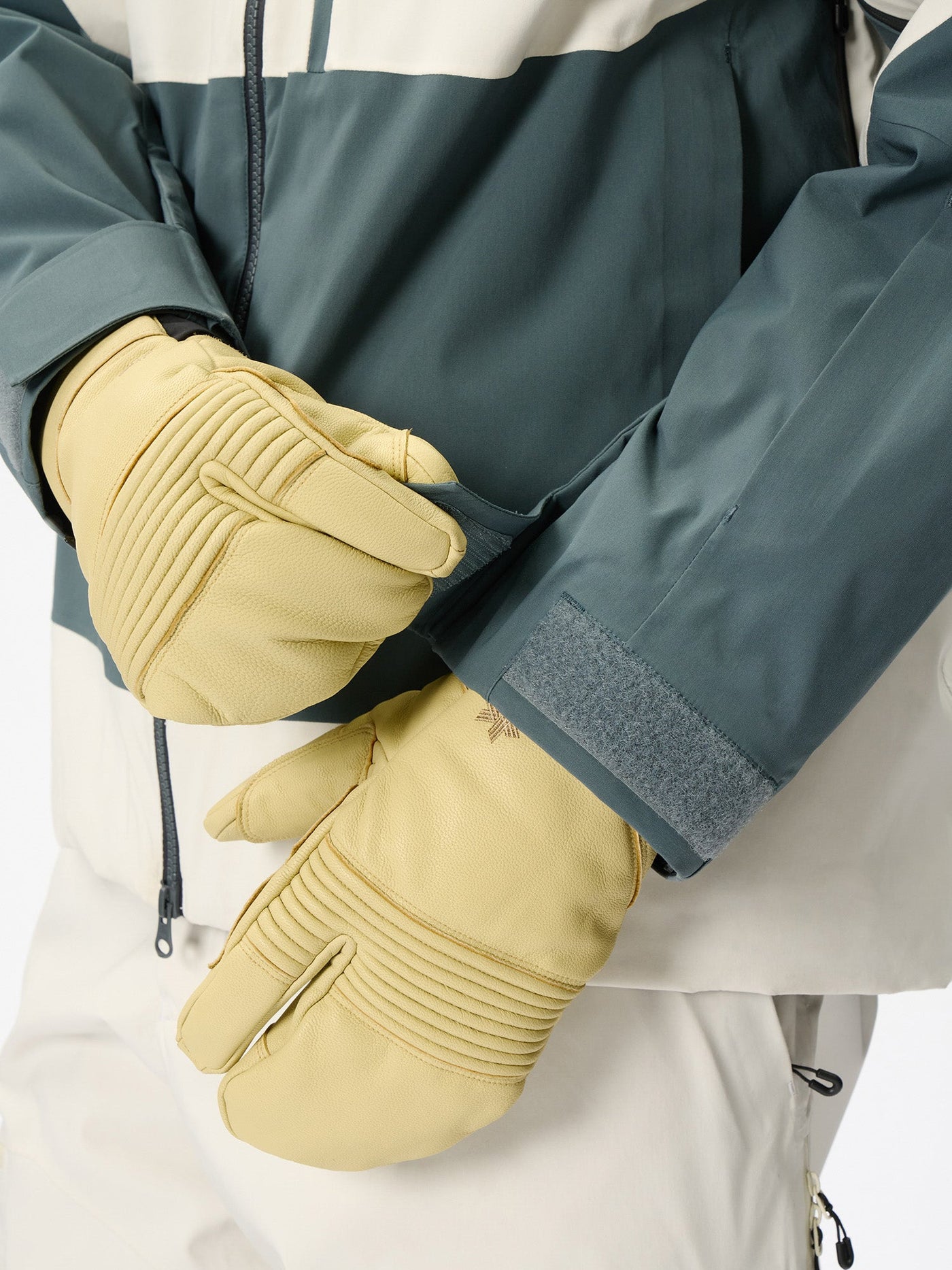 Model: Height 187cm / 6'1" | Wearing: MOON WHITE x PEWTER / 3