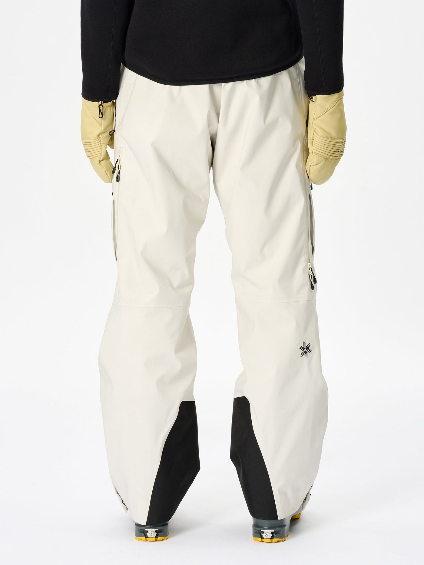 Model: Height 187cm / 6'1" | Wearing: MOON WHITE / 3