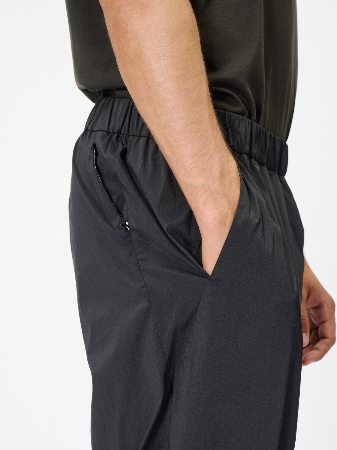 Model: Height 186cm / 6'1" | Wearing: BLACK / 3