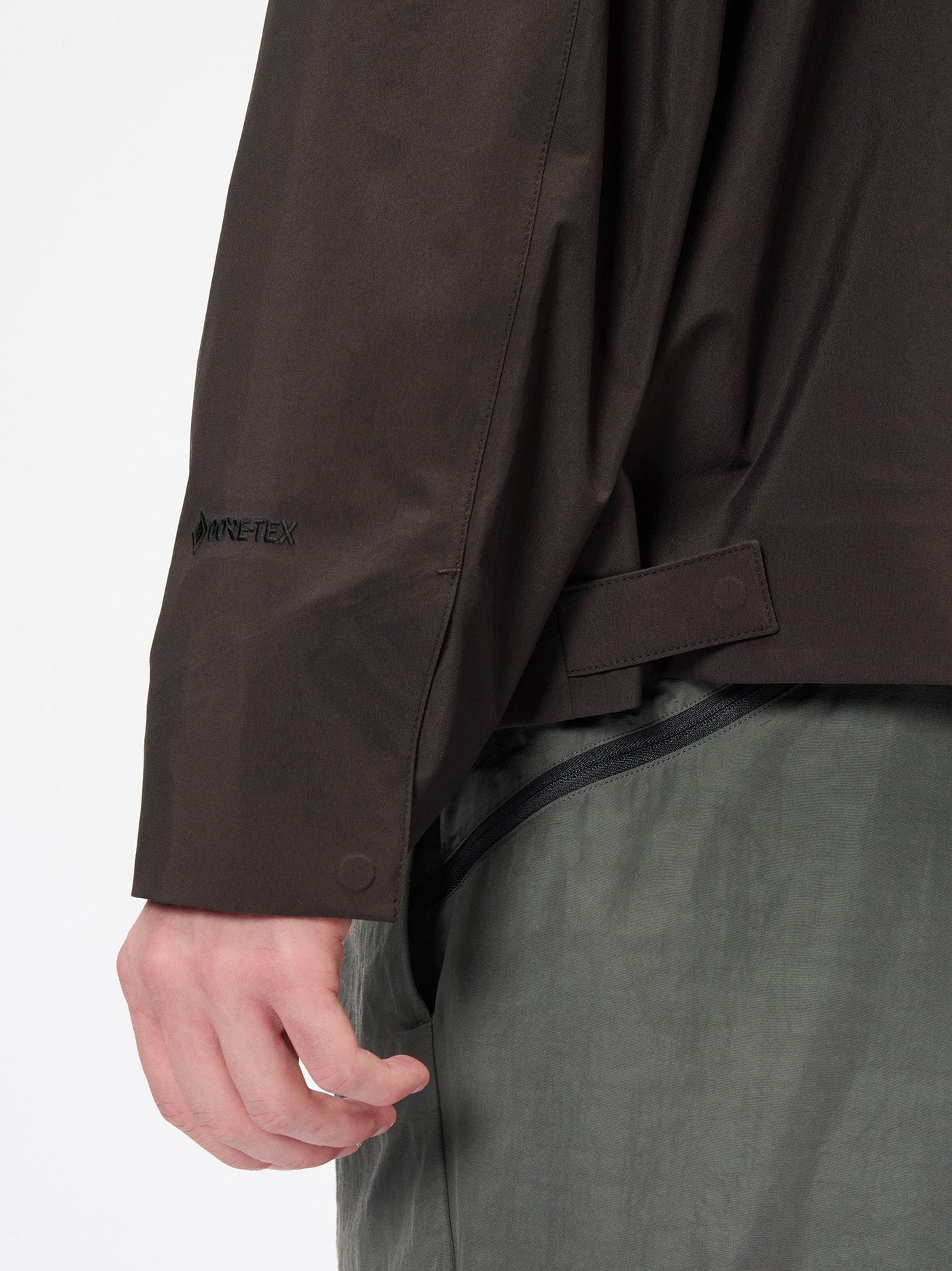 Model: Height 185cm / 6'0" | Wearing: DEEP BROWN / 3