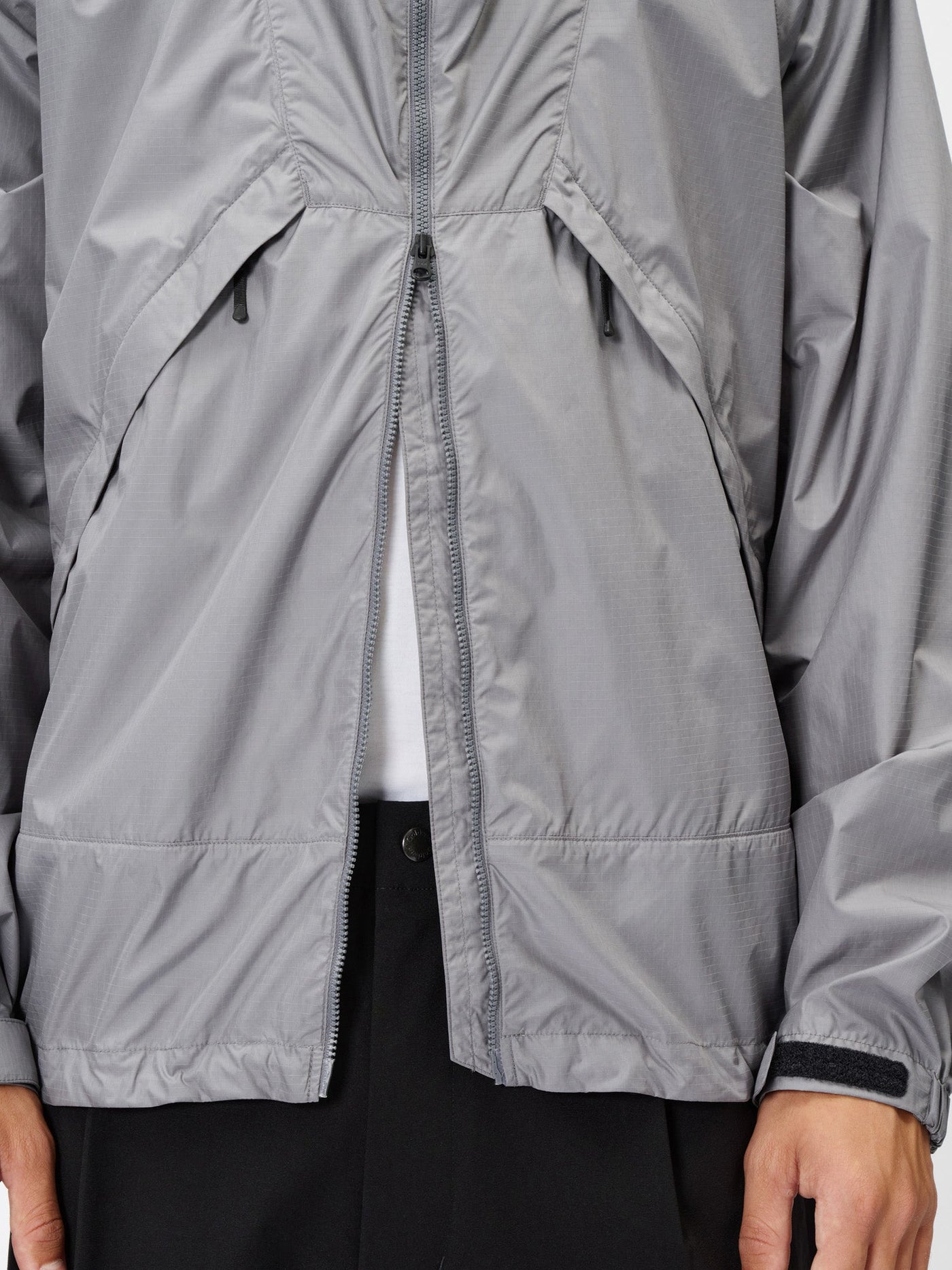 Model: Height 186cm / 6'1" | Wearing: METALLIC GRAY / 3