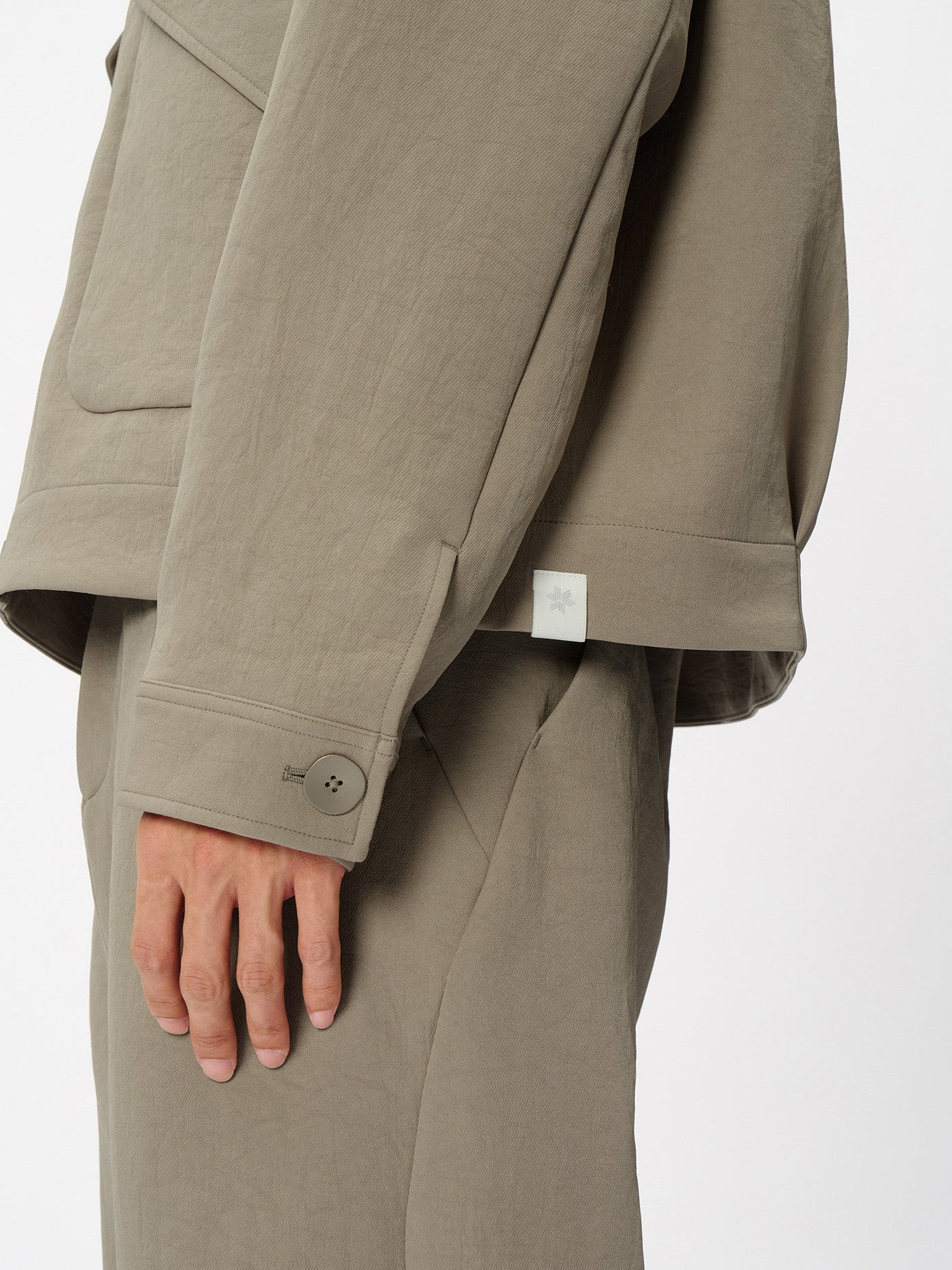 Model: Height 186cm / 6'1" | Wearing: TAUPE FAWN / 4