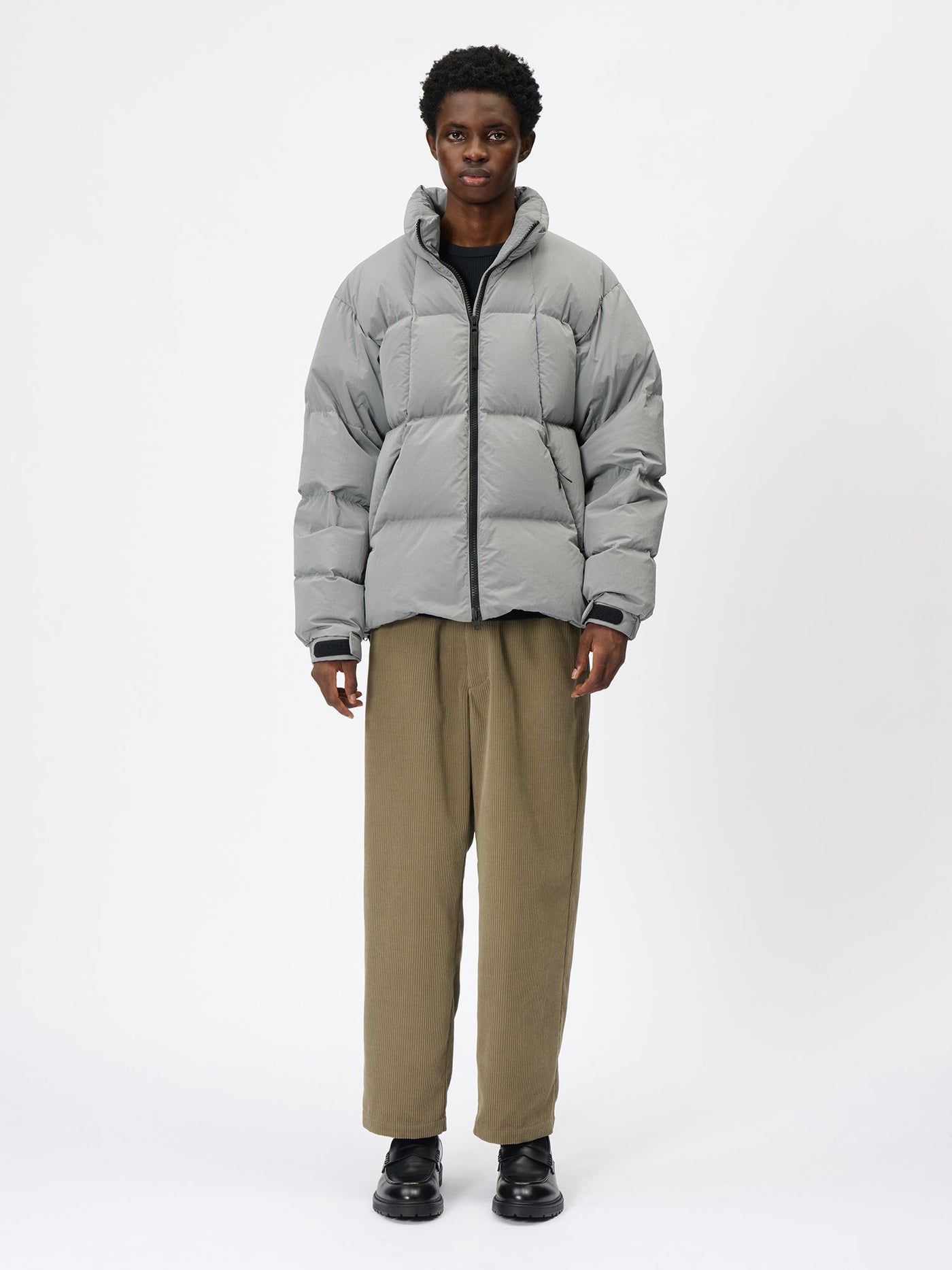 Model: Height 187cm / 6'1" | Wearing: METALLIC GRAY / 3