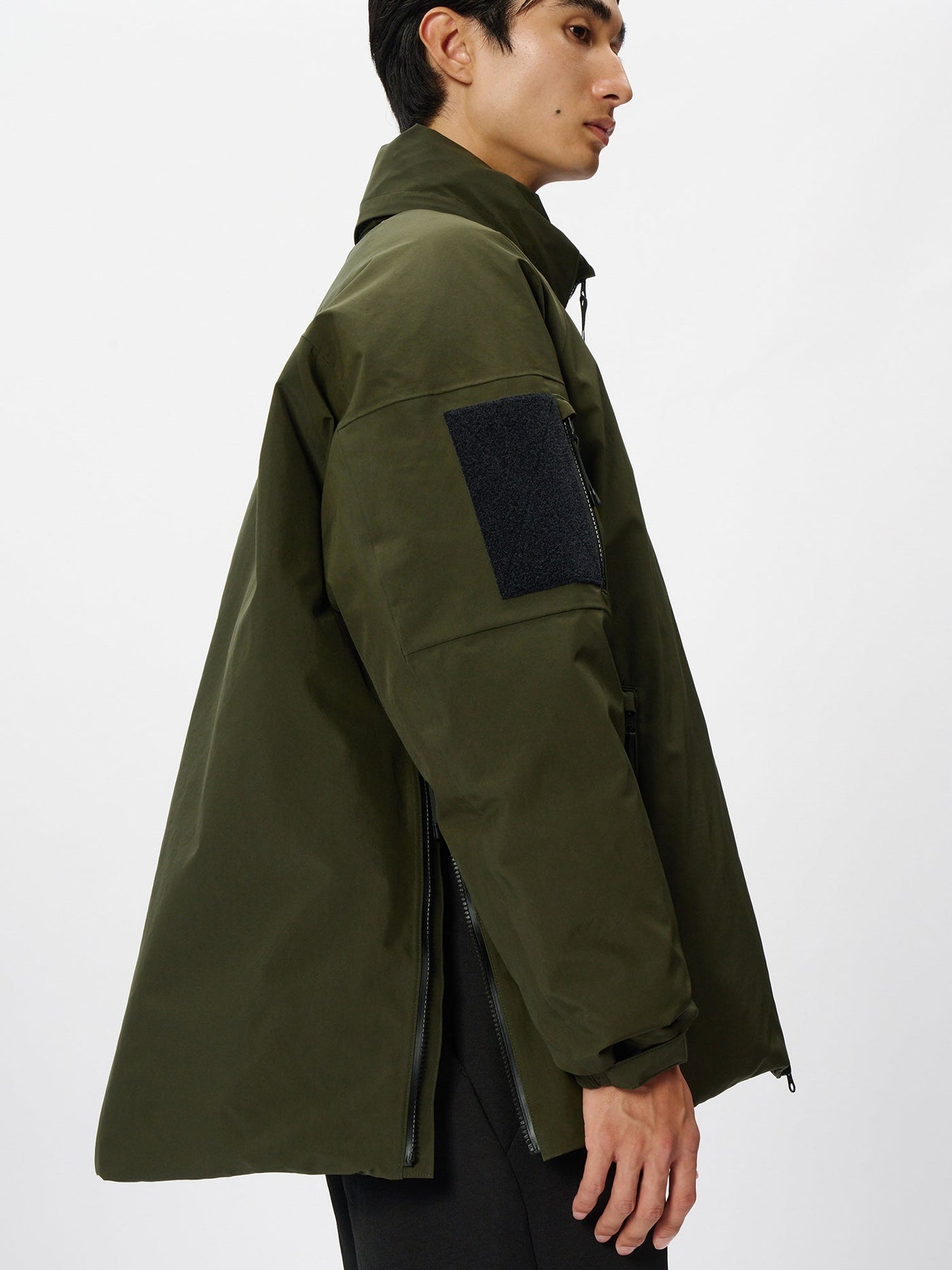 Model: Height 186cm / 6'1" | Wearing: KHAKI / L