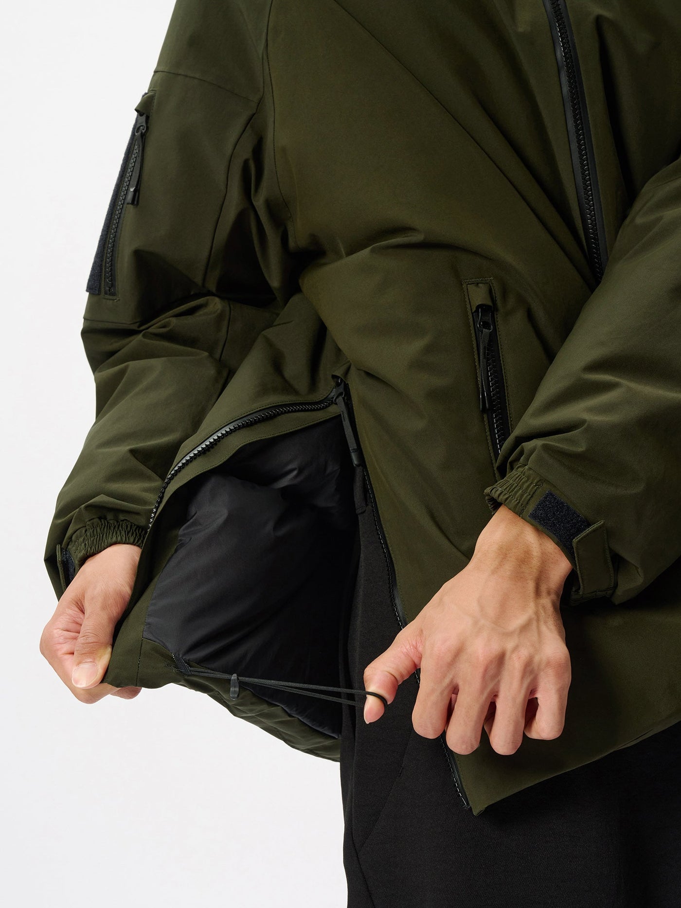 Model: Height 186cm / 6'1" | Wearing: KHAKI / L