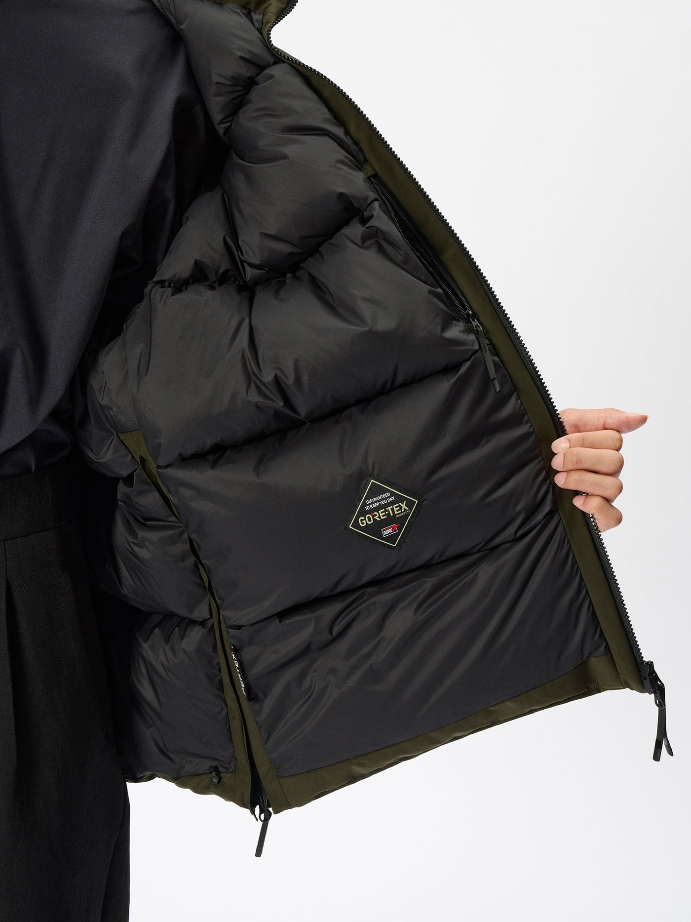 Model: Height 186cm / 6'1" | Wearing: KHAKI / L