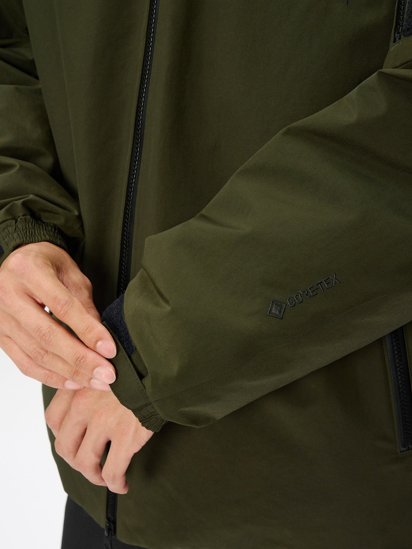 Model: Height 186cm / 6'1" | Wearing: KHAKI / L