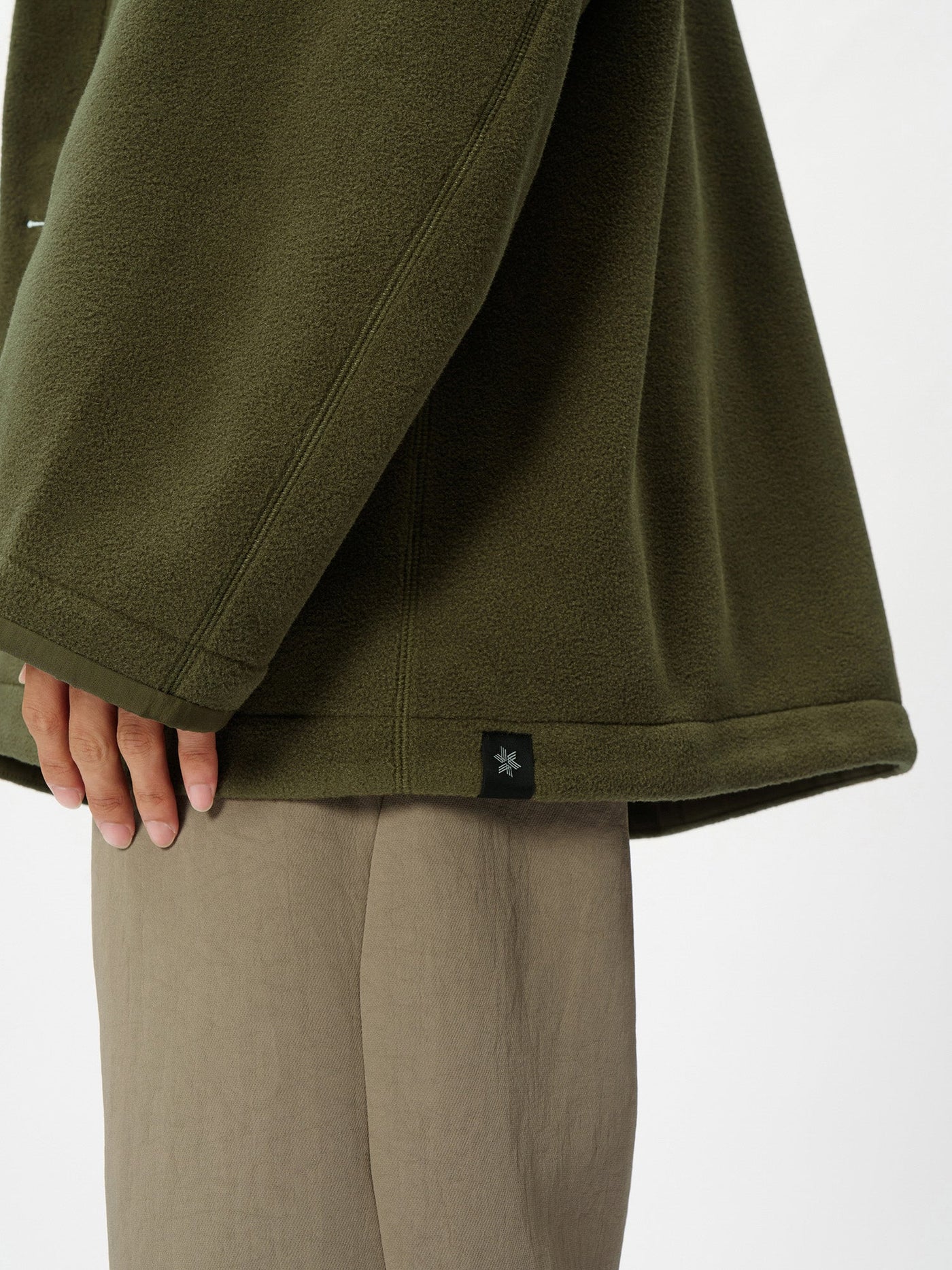 Model: Height 186cm / 6'1" | Wearing: BROWNISH GREEN / 4