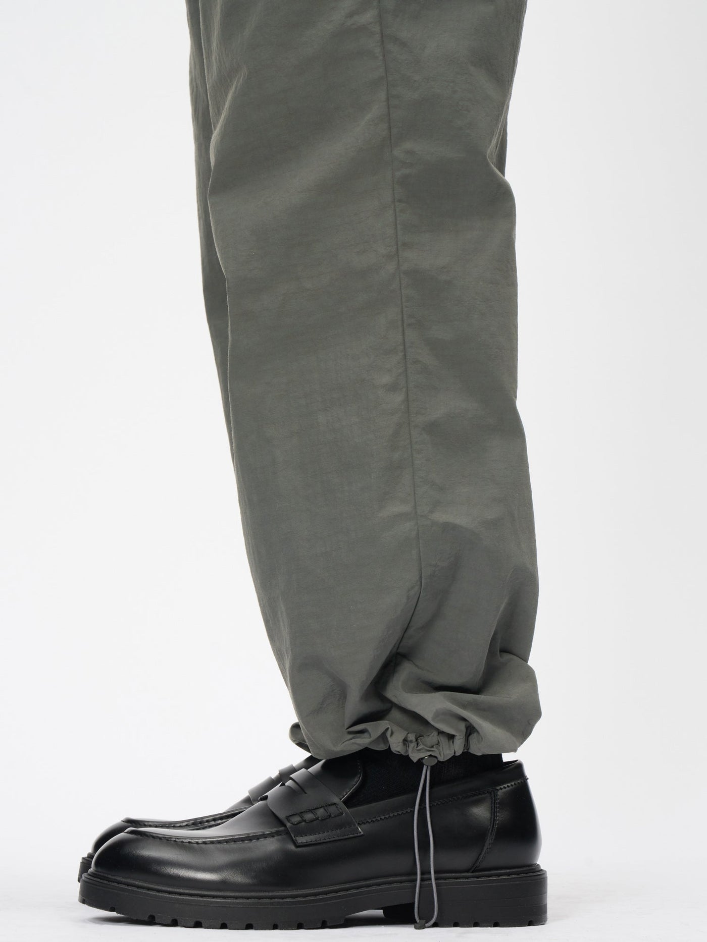 Model: Height 185cm / 6'0" | Wearing: DEEP CHARCOAL / 3