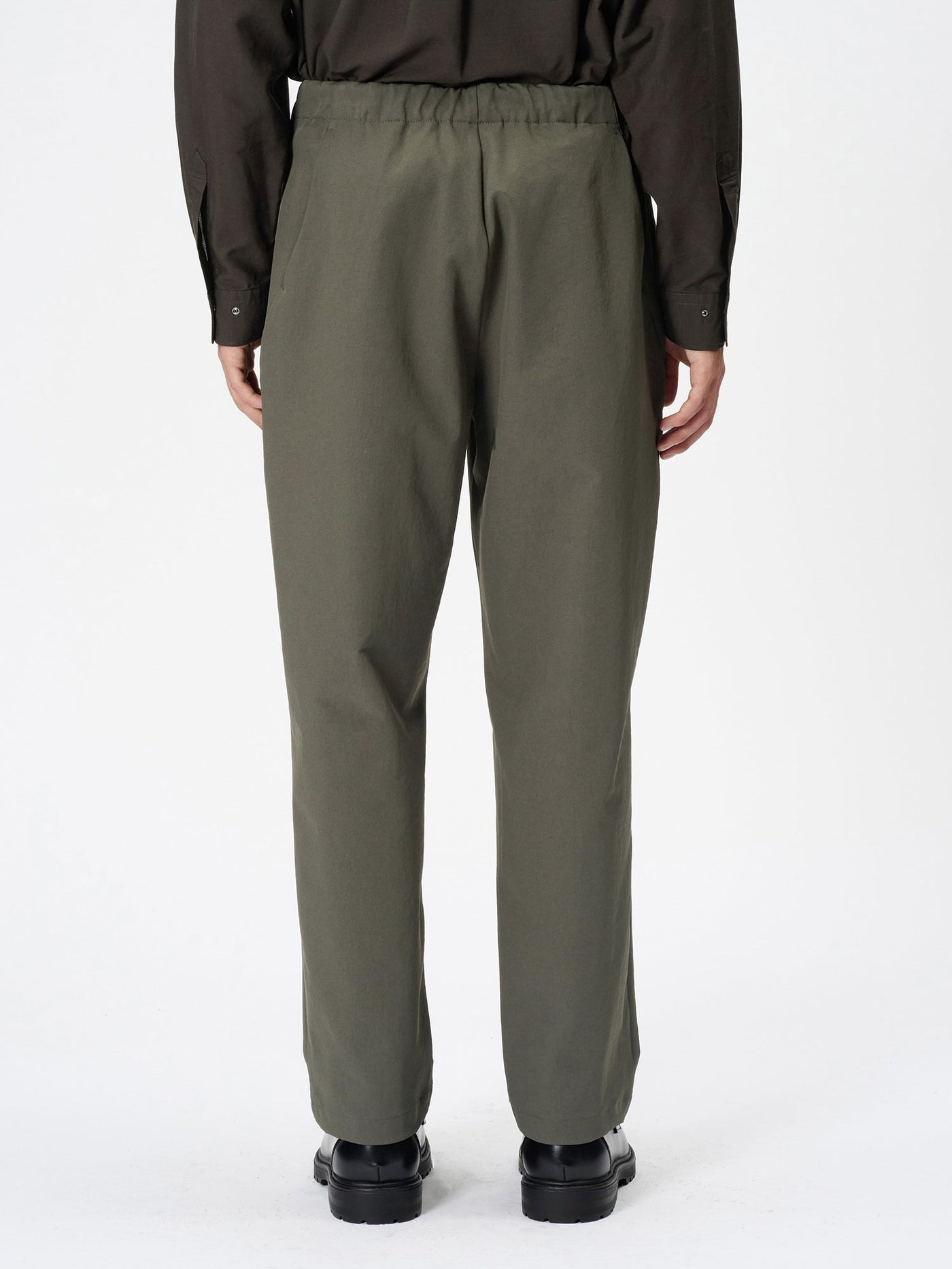 Model: Height 185cm / 6'0" | Wearing: DARK OLIVE / 3