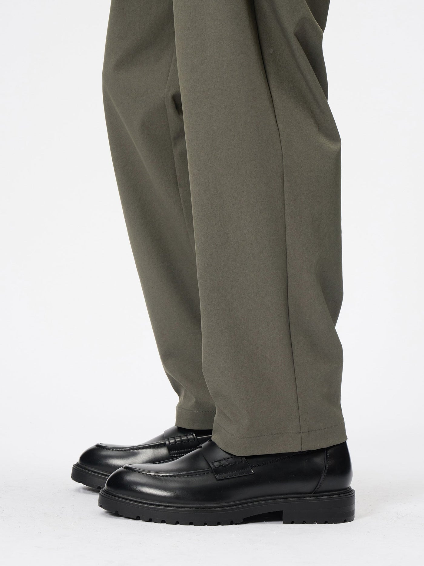 Model: Height 185cm / 6'0" | Wearing: DARK OLIVE / 3