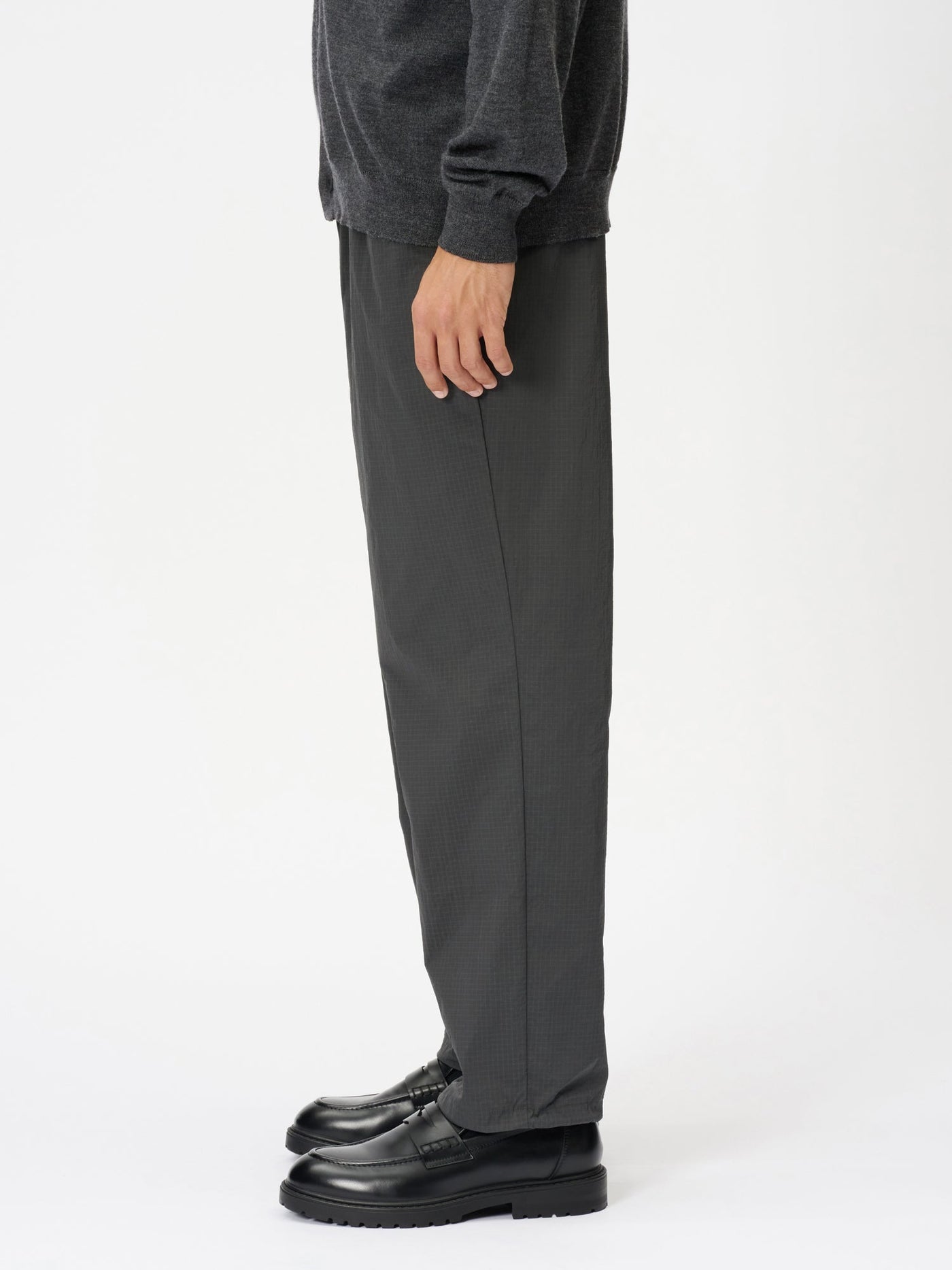 Model: Height 186cm / 6'1" | Wearing: CARBON GRAY / 3