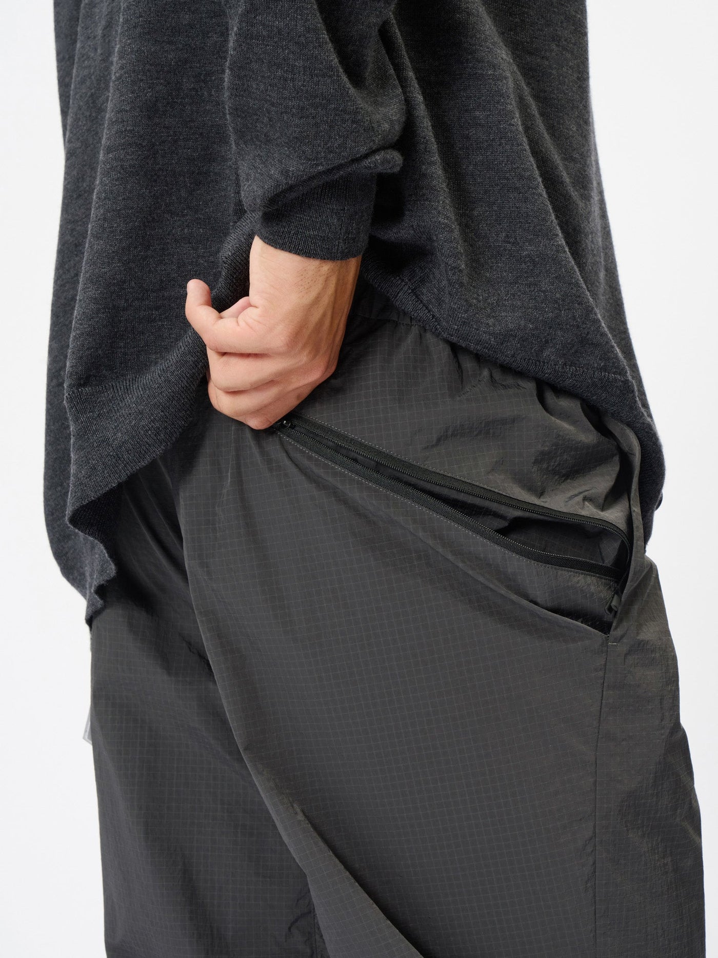 Model: Height 186cm / 6'1" | Wearing: CARBON GRAY / 3