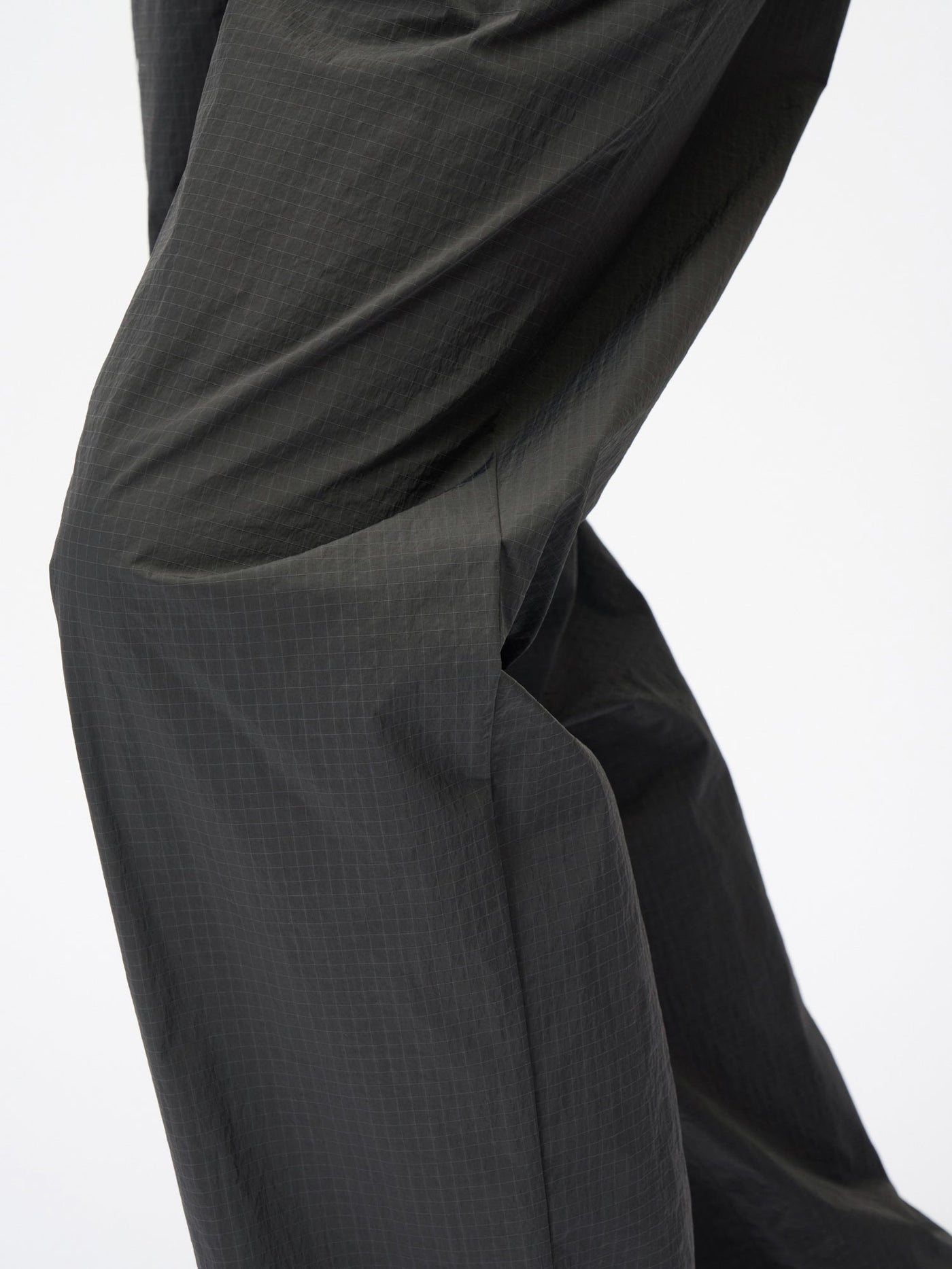 Model: Height 186cm / 6'1" | Wearing: CARBON GRAY / 3