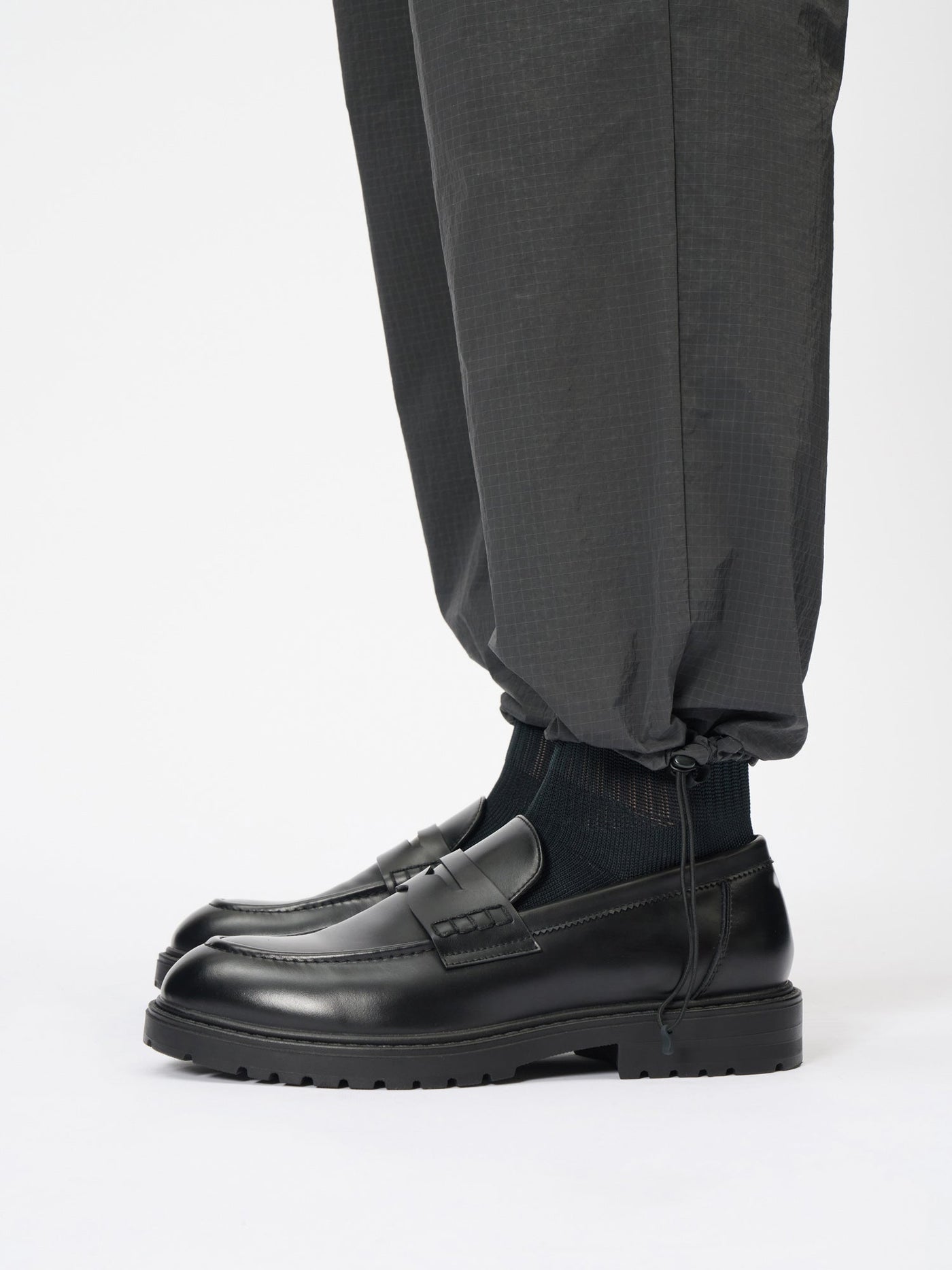 Model: Height 186cm / 6'1" | Wearing: CARBON GRAY / 3