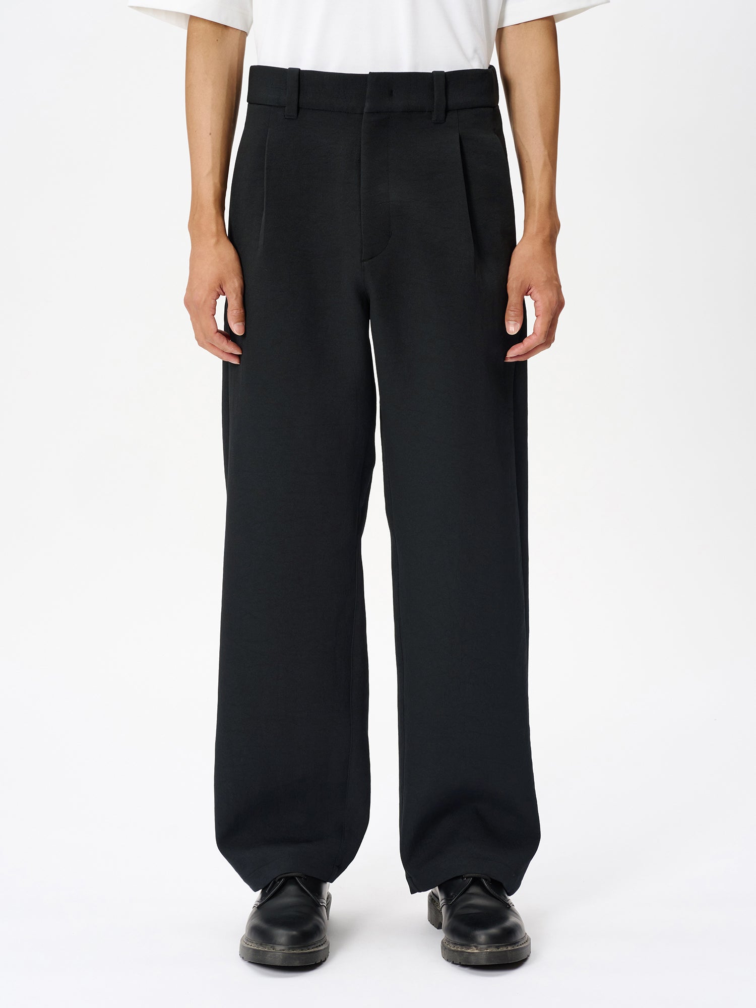 Model: Height 186cm / 6'1" | Wearing: BLACK / 4