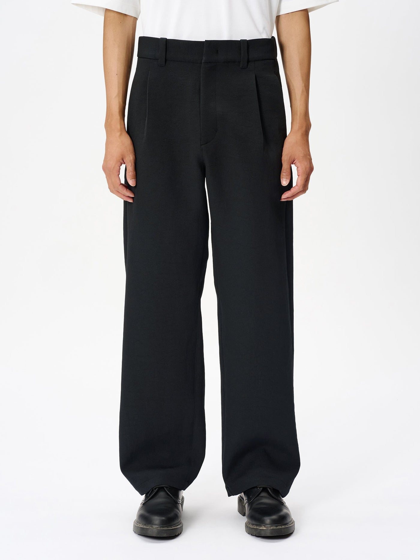 Model: Height 186cm / 6'1" | Wearing: BLACK / 4