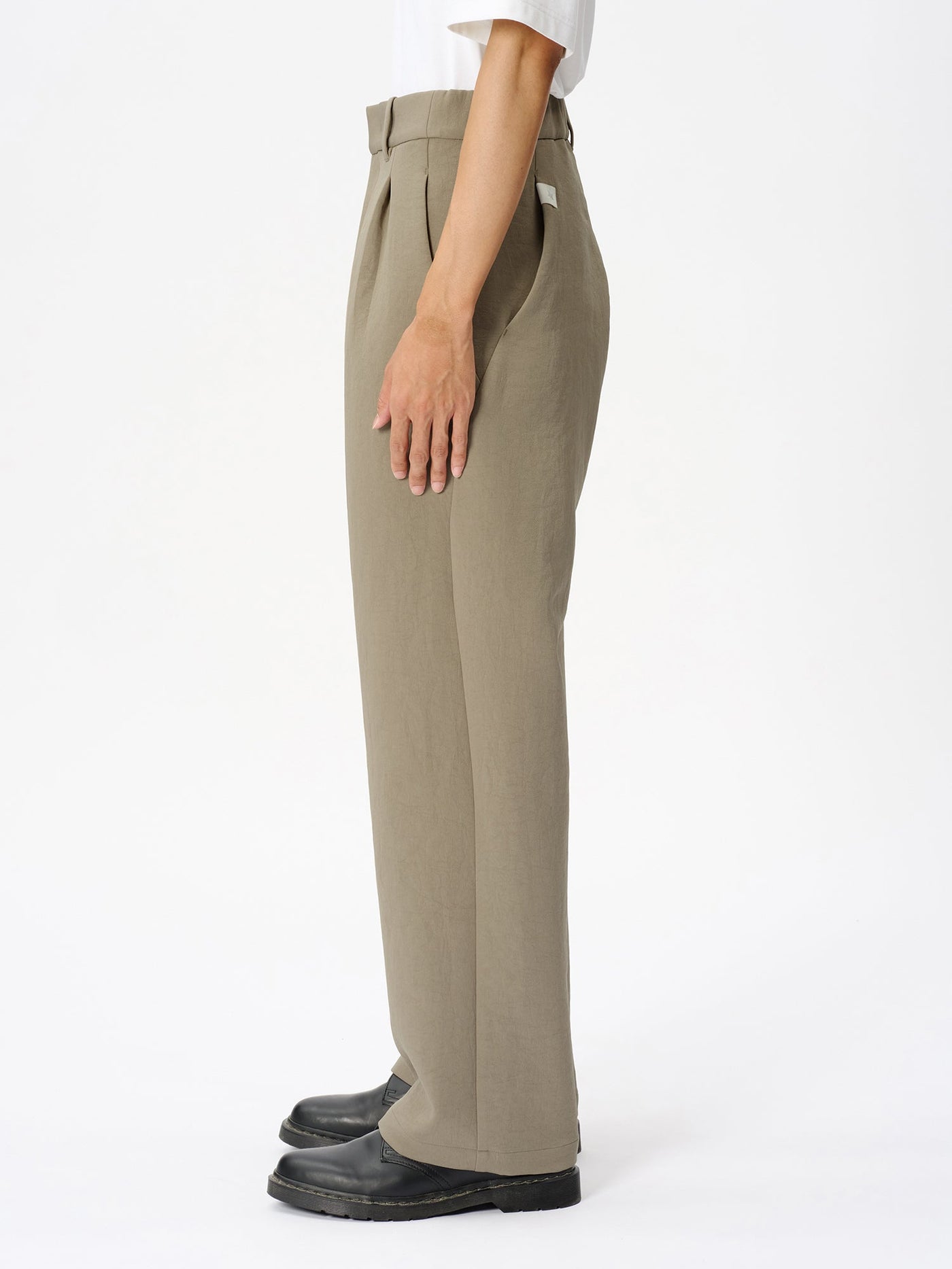 Model: Height 186cm / 6'1" | Wearing: TAUPE FAWN / 4