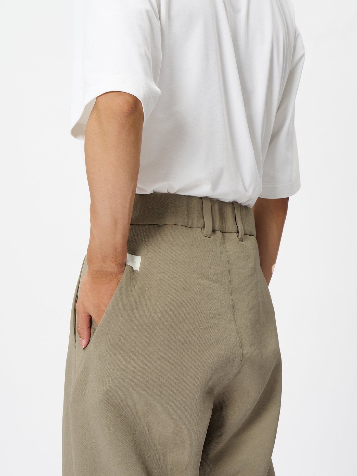 Model: Height 186cm / 6'1" | Wearing: TAUPE FAWN / 4