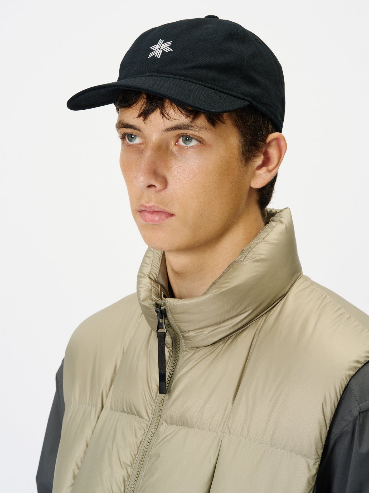 Model: Height 186cm / 6'1" | Wearing: DARK NAVY / F