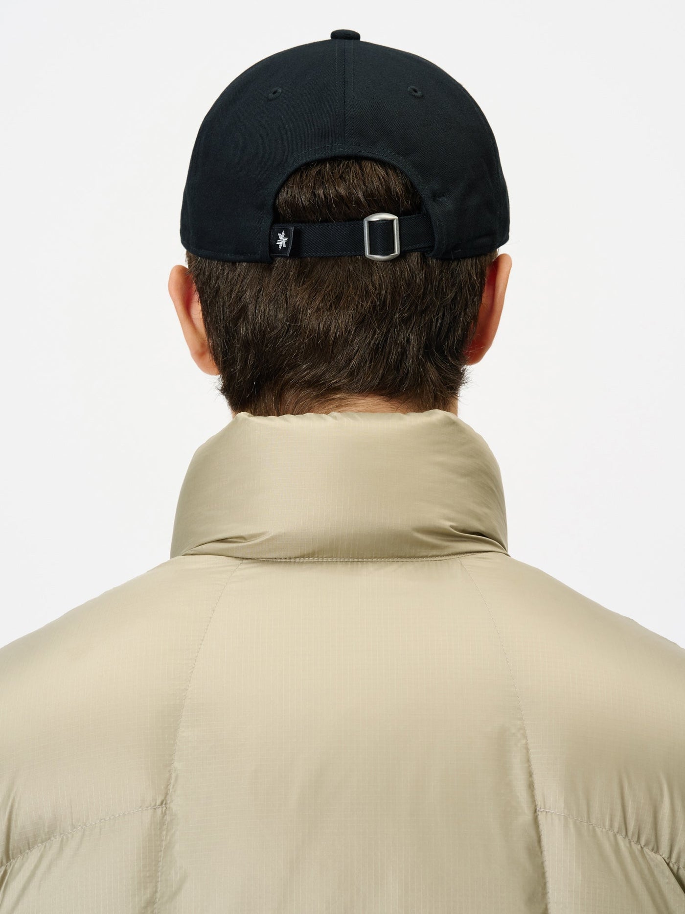 Model: Height 186cm / 6'1" | Wearing: DARK NAVY / F