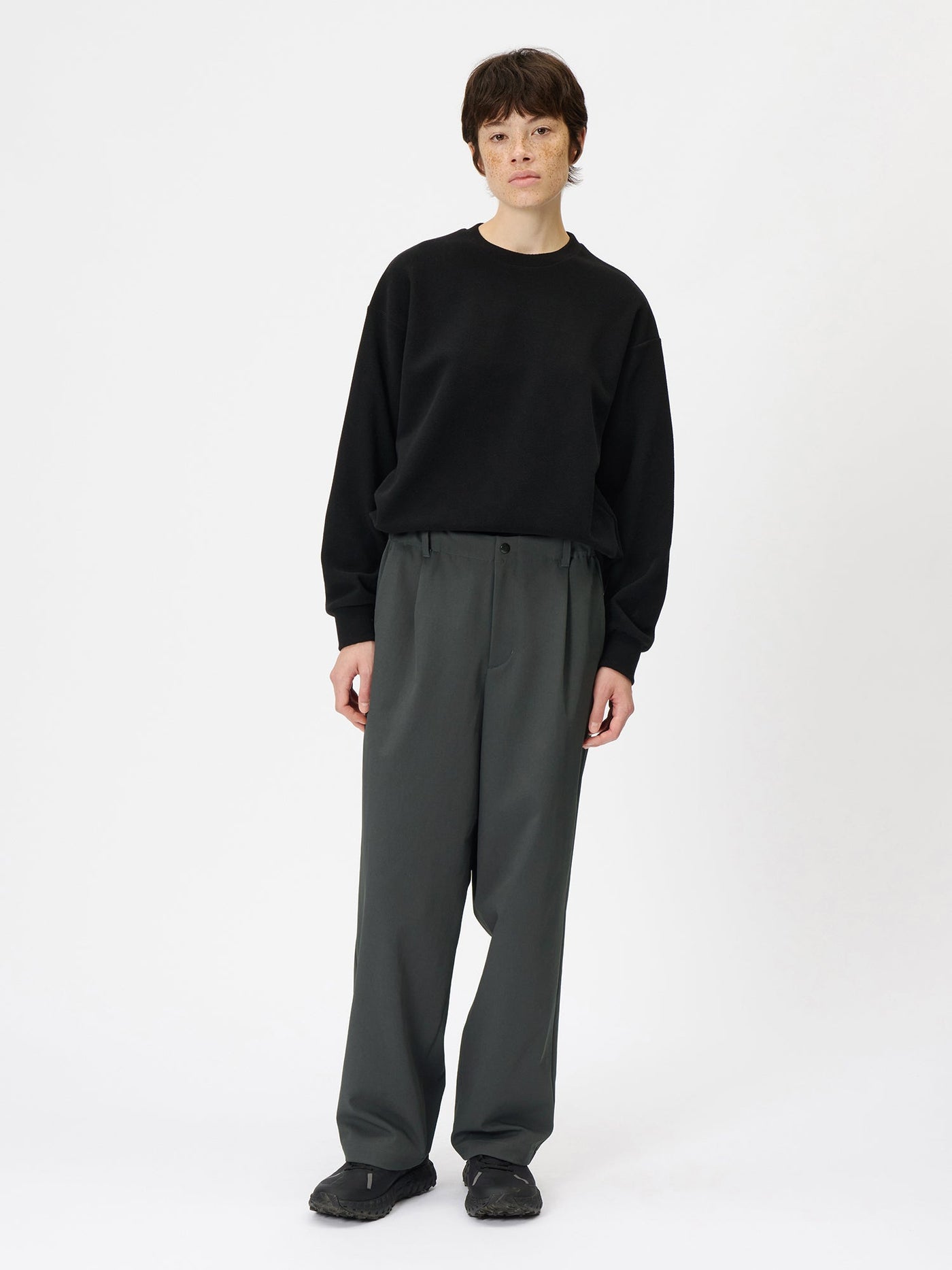 Model: Height 177cm / 5'8'' | Wearing: DEEP CHARCOAL / 3