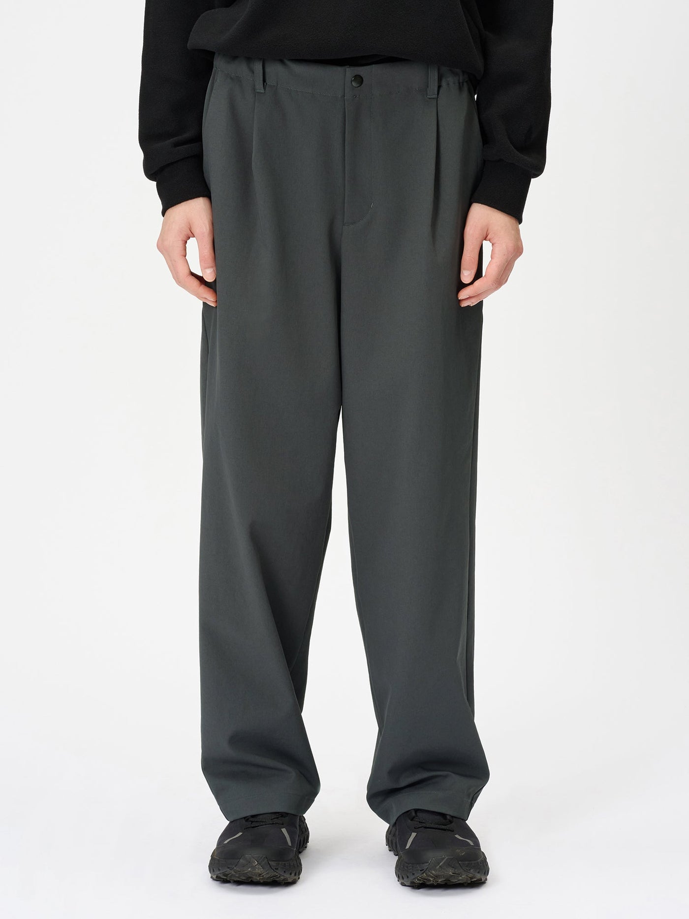 Model: Height 177cm / 5'8'' | Wearing: DEEP CHARCOAL / 3