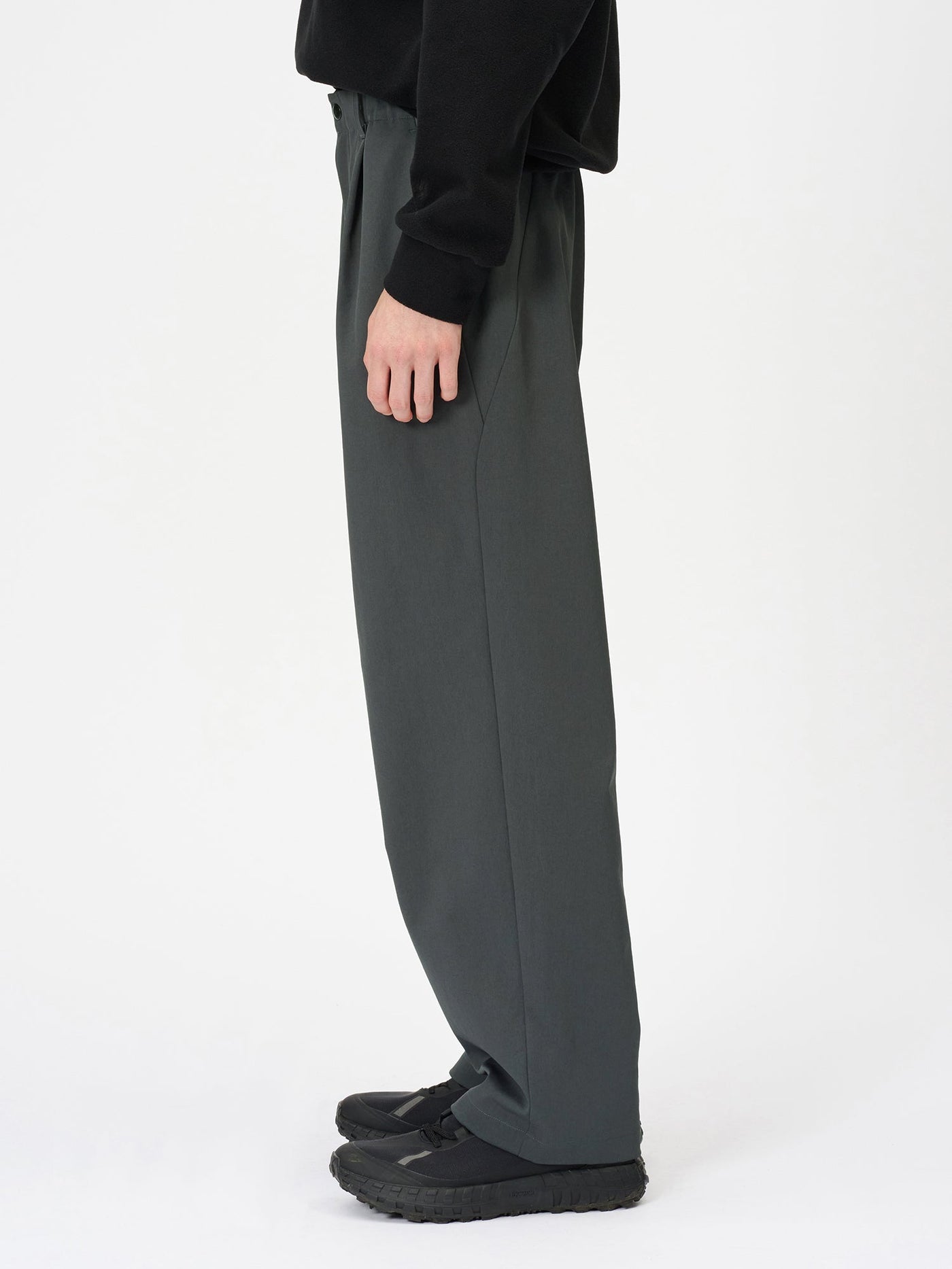 Model: Height 177cm / 5'8'' | Wearing: DEEP CHARCOAL / 3