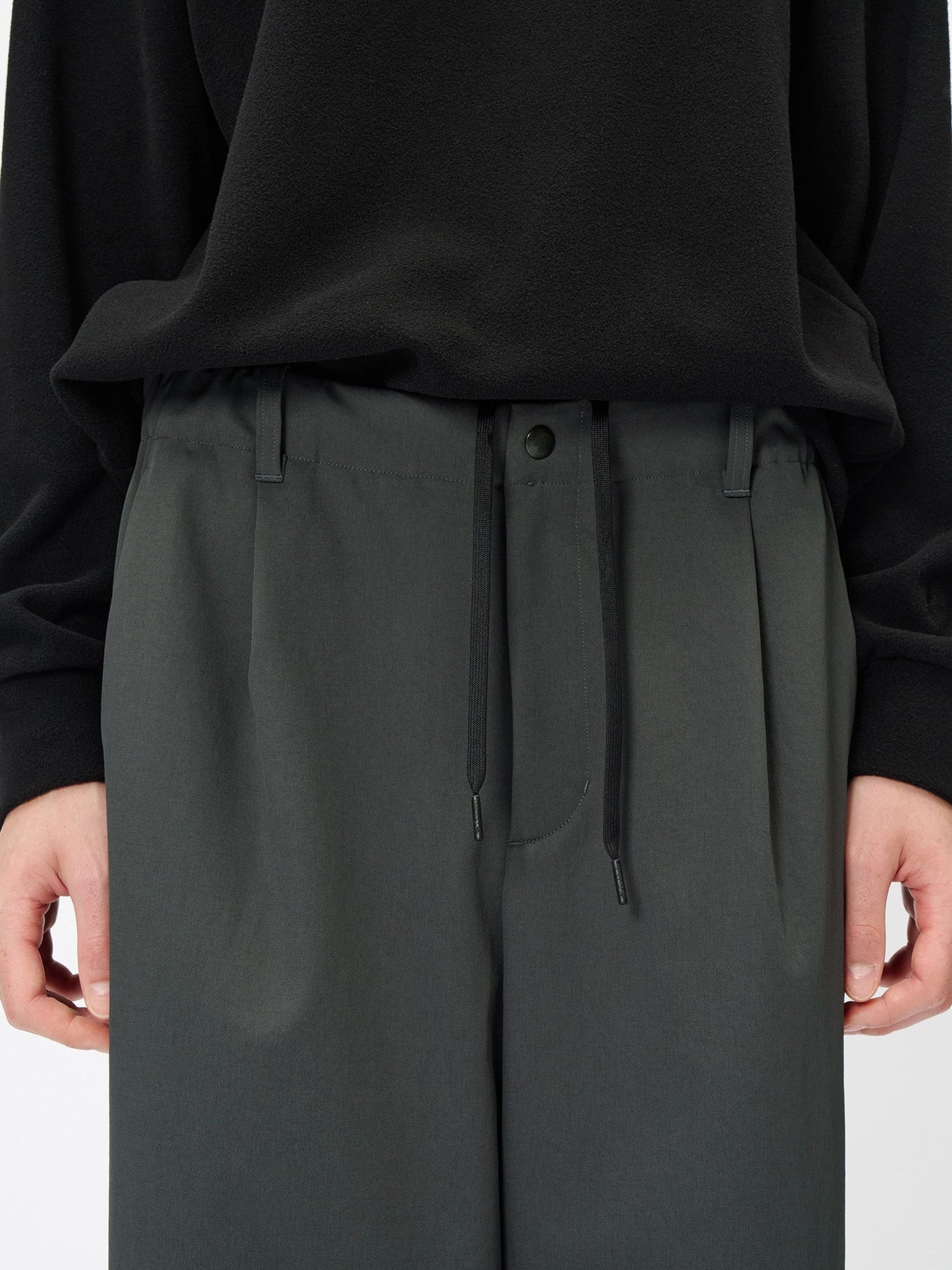 Model: Height 177cm / 5'8'' | Wearing: DEEP CHARCOAL / 3