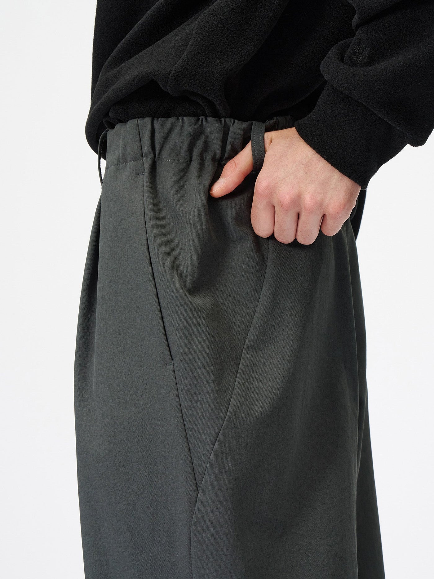 Model: Height 177cm / 5'8'' | Wearing: DEEP CHARCOAL / 3