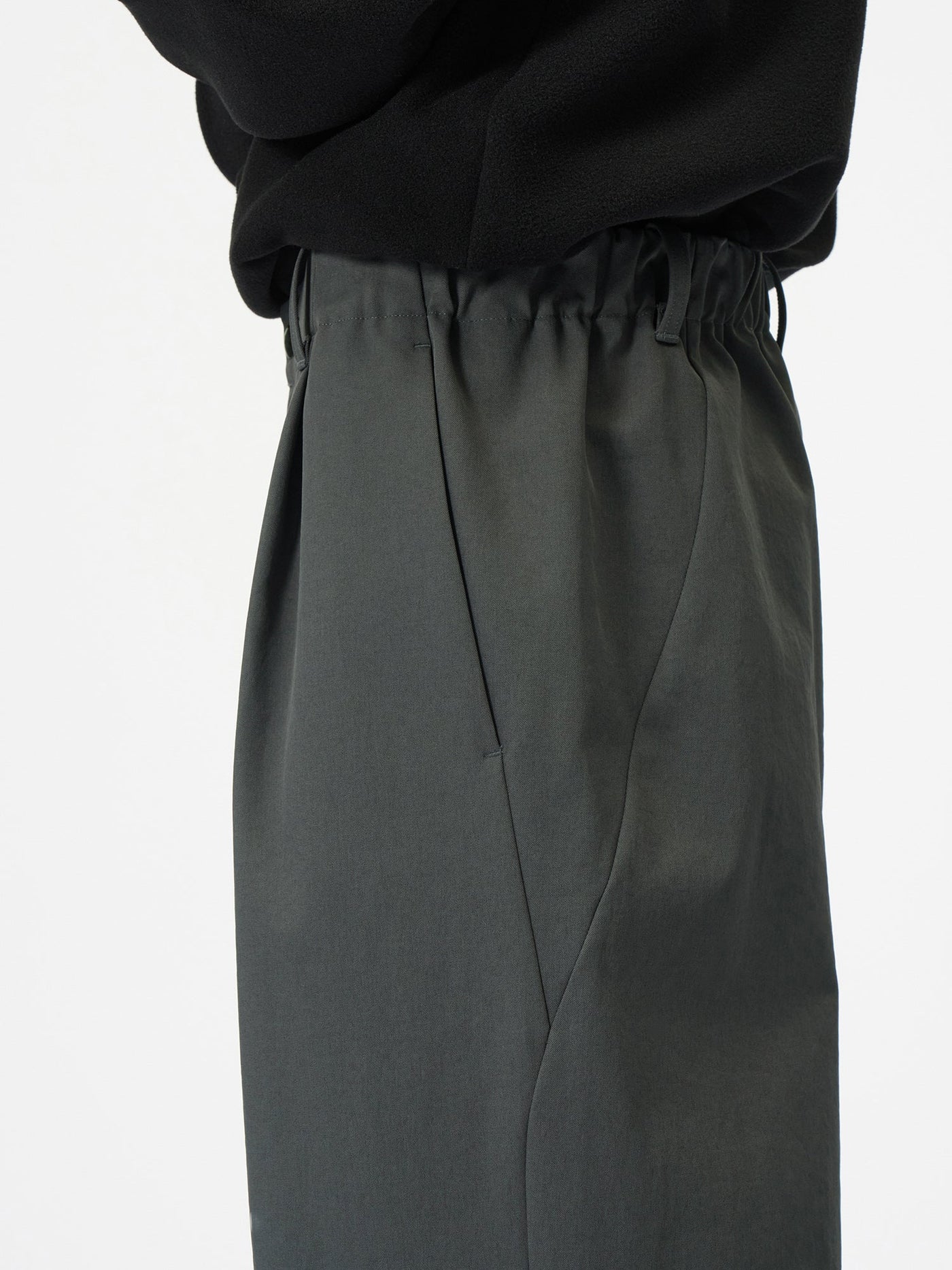 Model: Height 177cm / 5'8'' | Wearing: DEEP CHARCOAL / 3