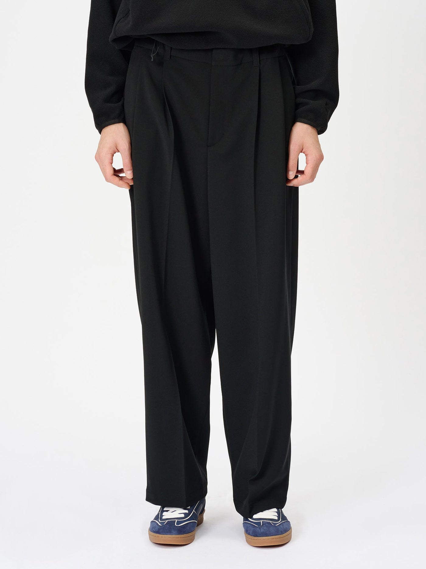 Model: Height 177cm / 5'8'' | Wearing: BLACK / 3