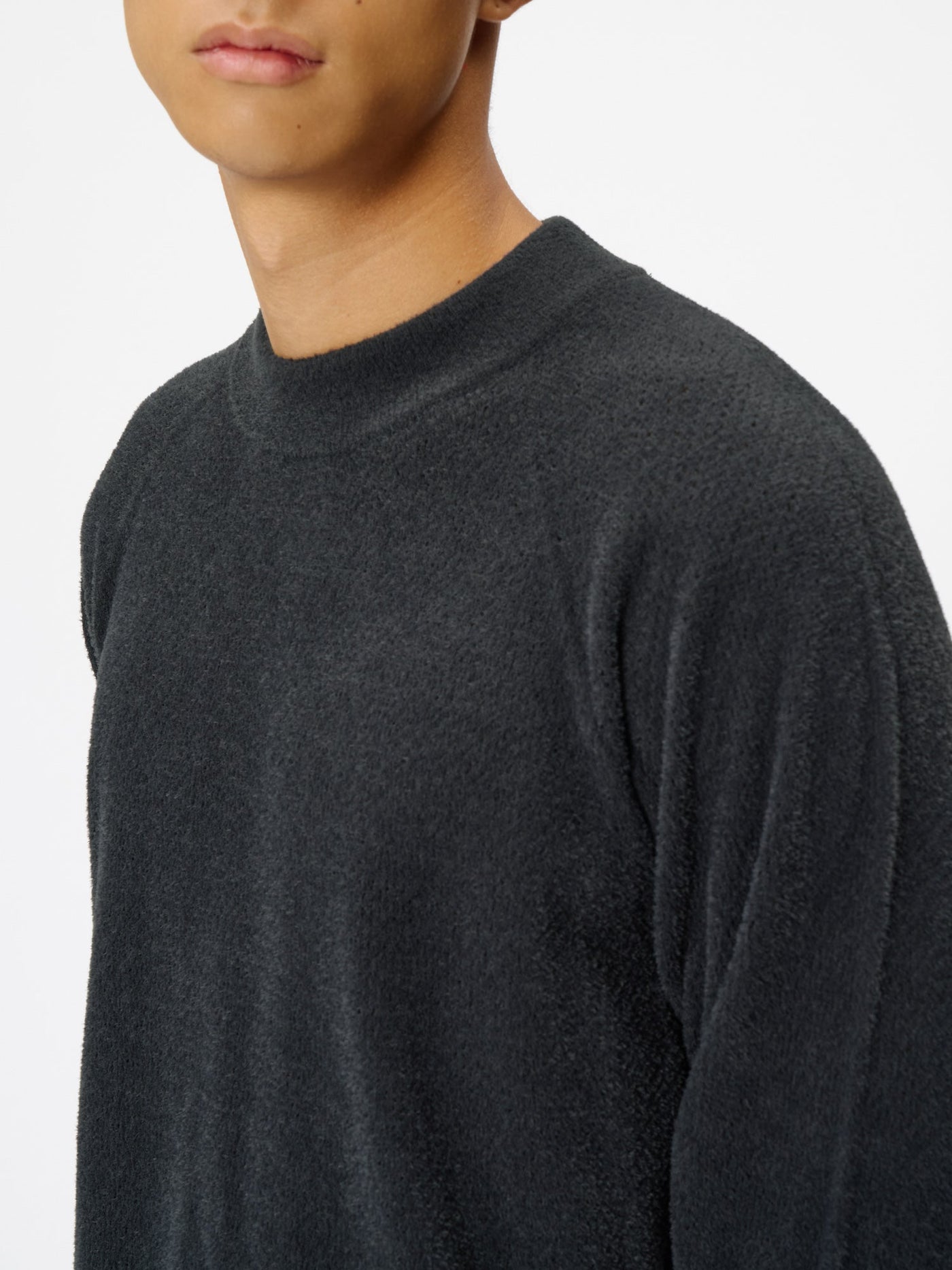 Model: Height 183cm / 6'0" | Wearing: WOLF GRAY / 3