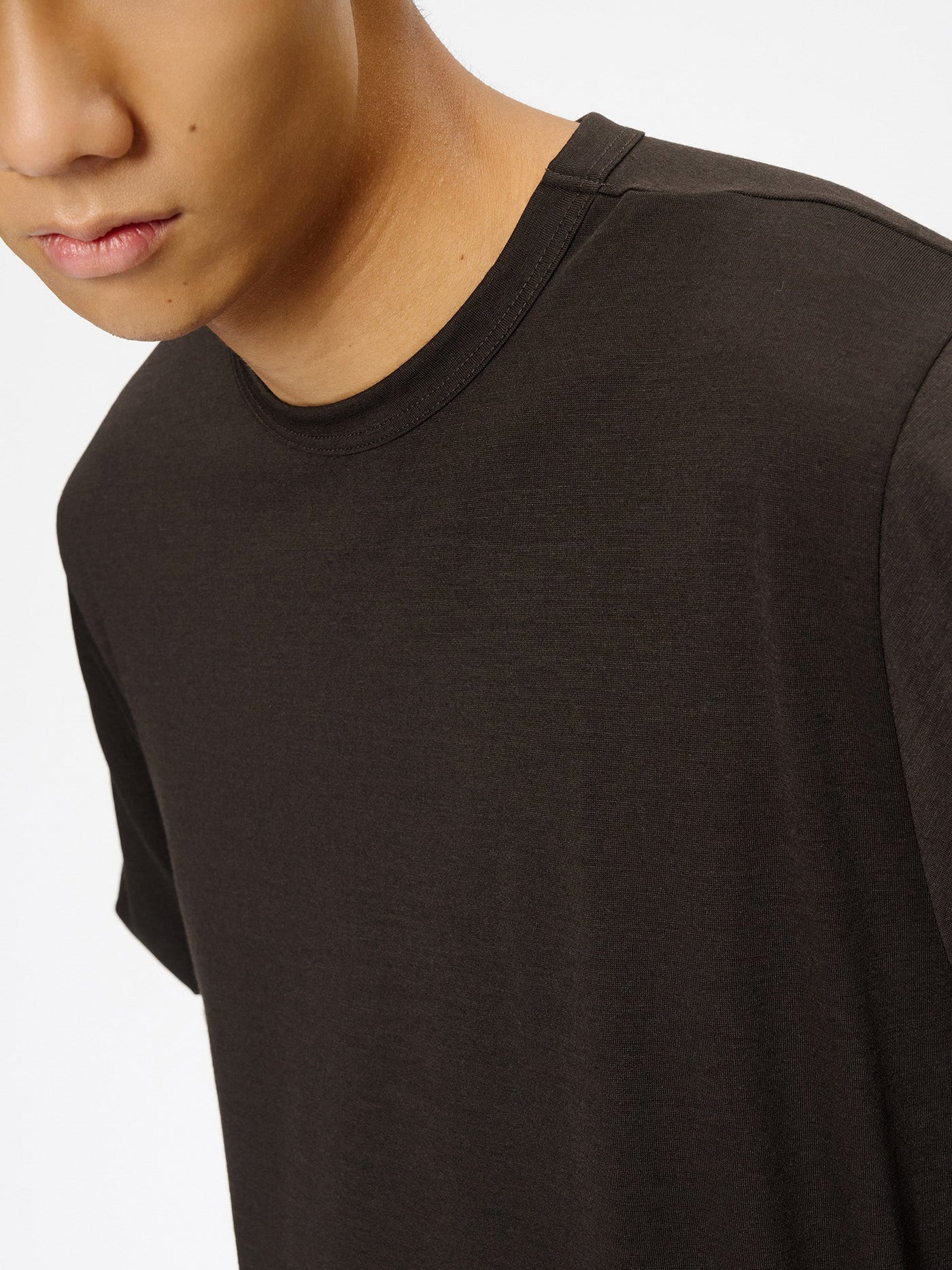 Model: Height 183cm / 6'0" | Wearing: BITTER BROWN / 3