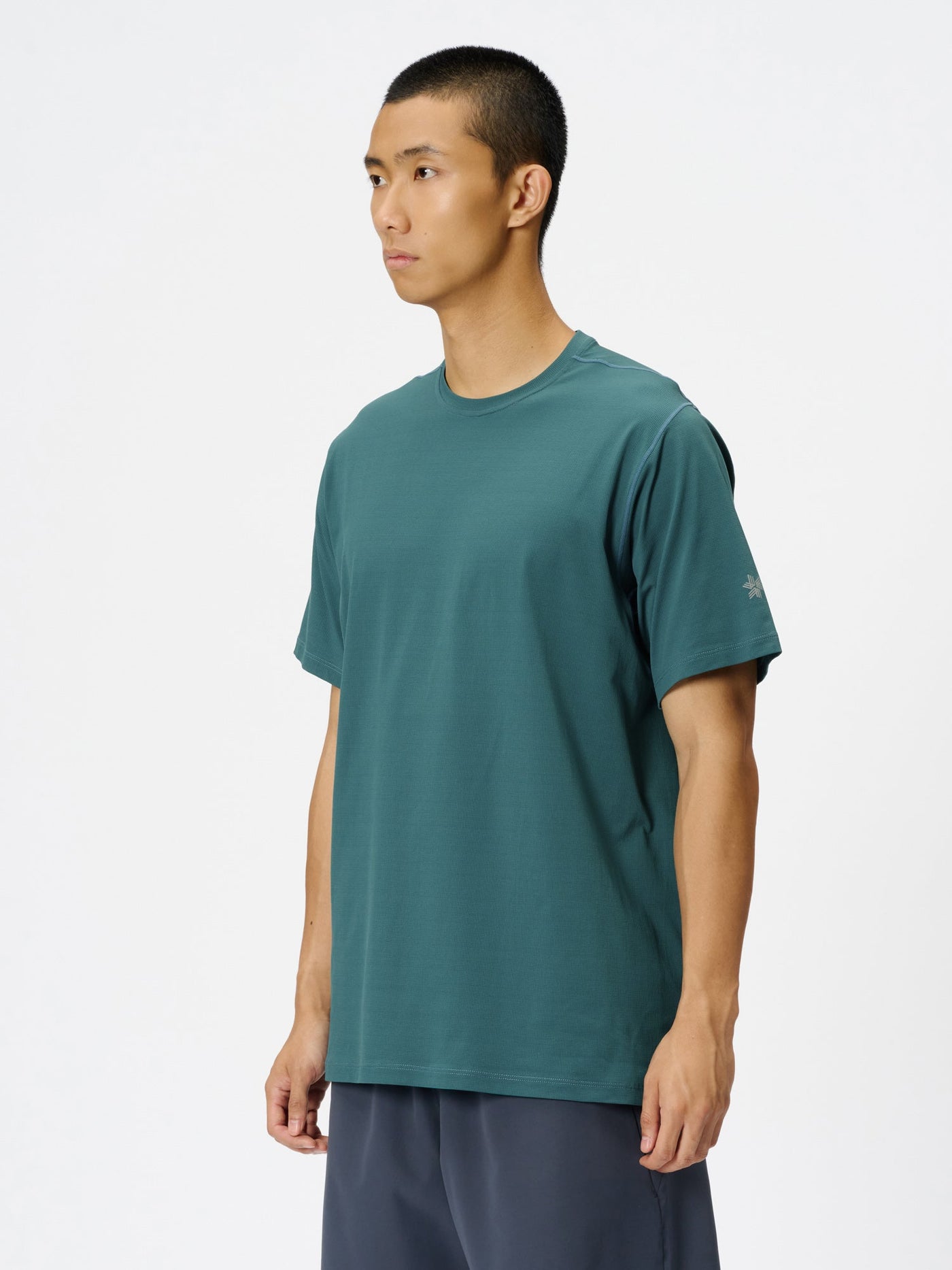 Model: Height 183cm / 6'0" | Wearing: MOSS AGATE / 3