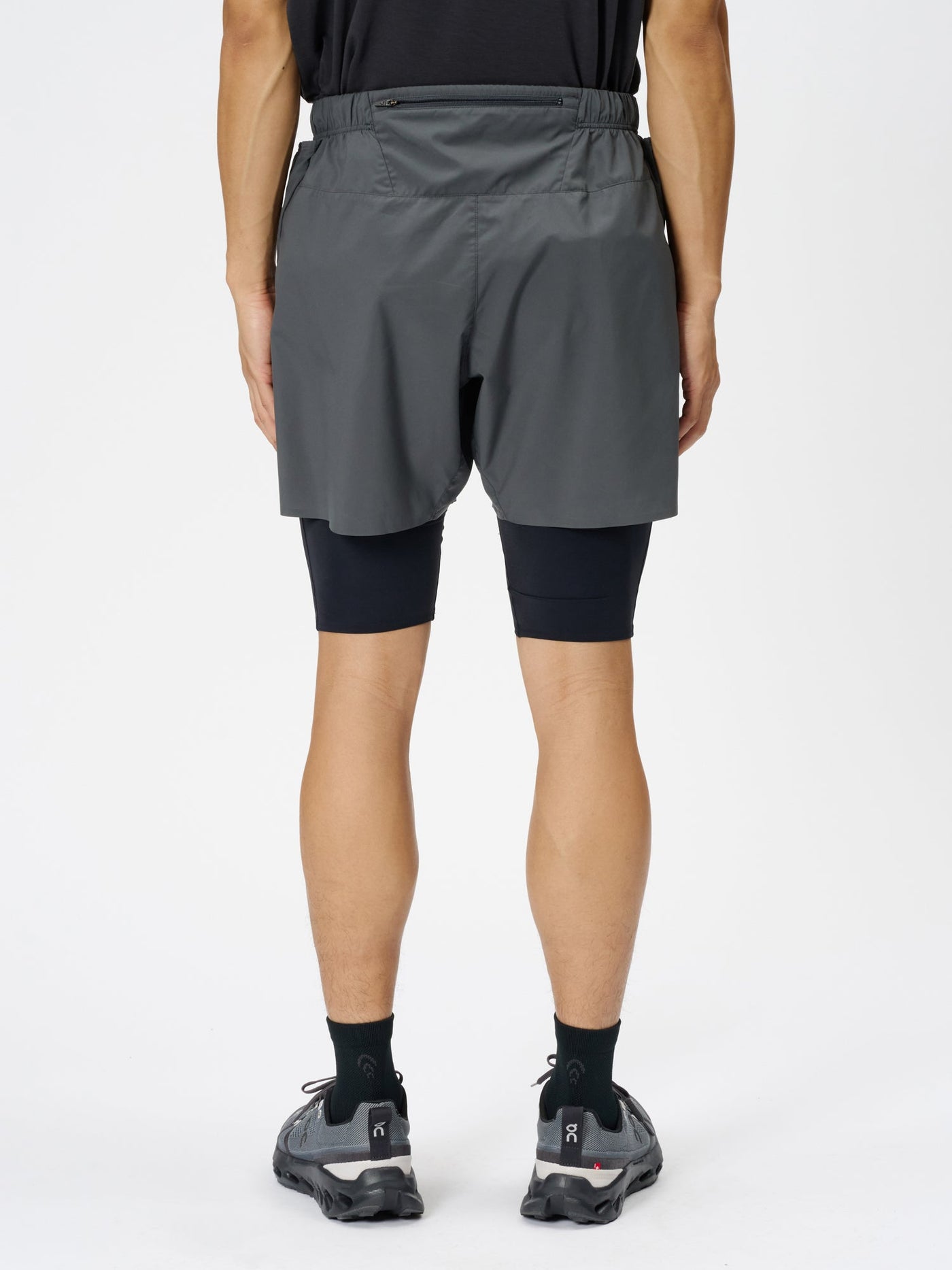 Model: Height 183cm / 6'0" | Wearing: DARK CHARCOAL / 3