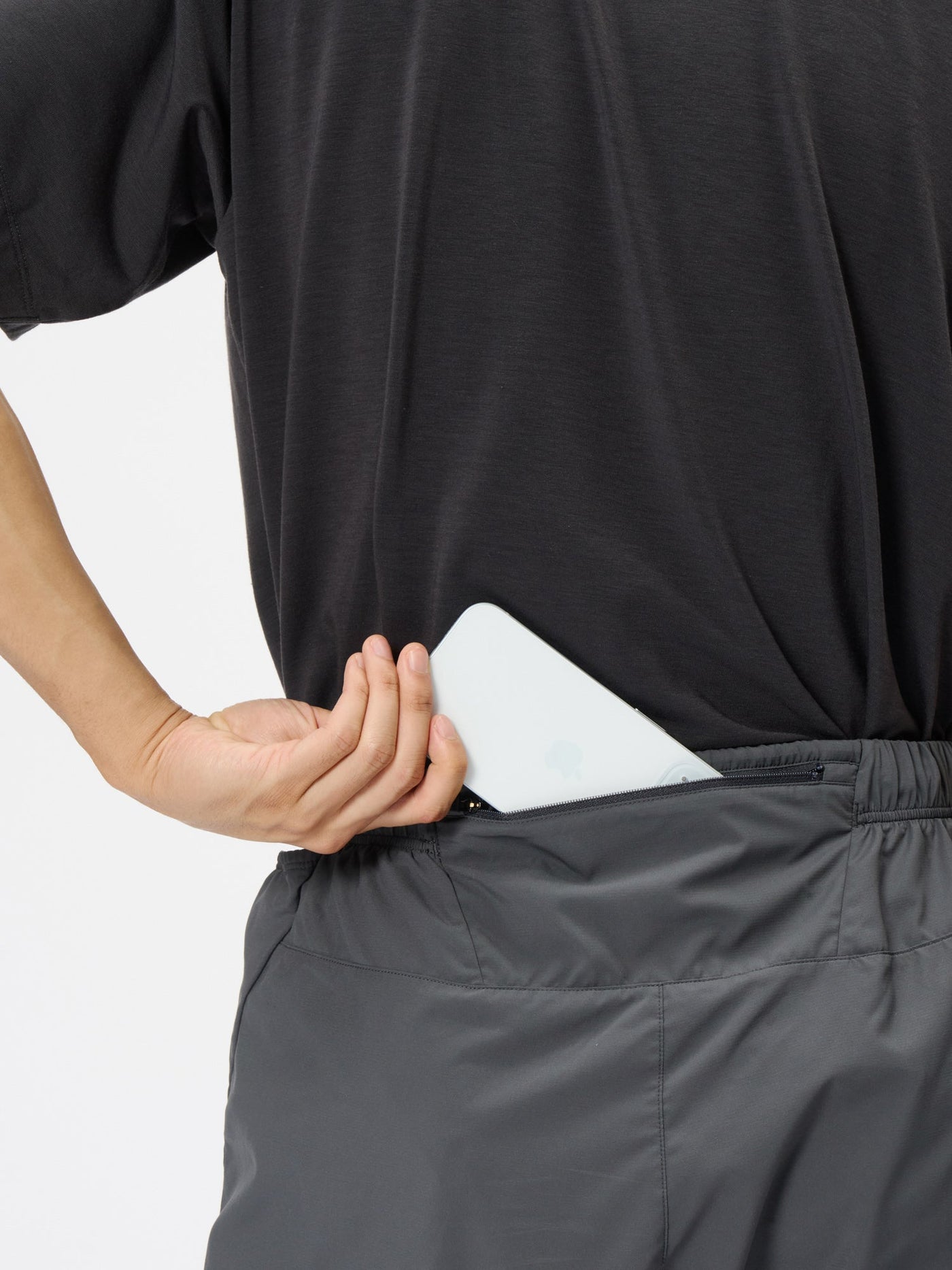 Model: Height 183cm / 6'0" | Wearing: DARK CHARCOAL / 3