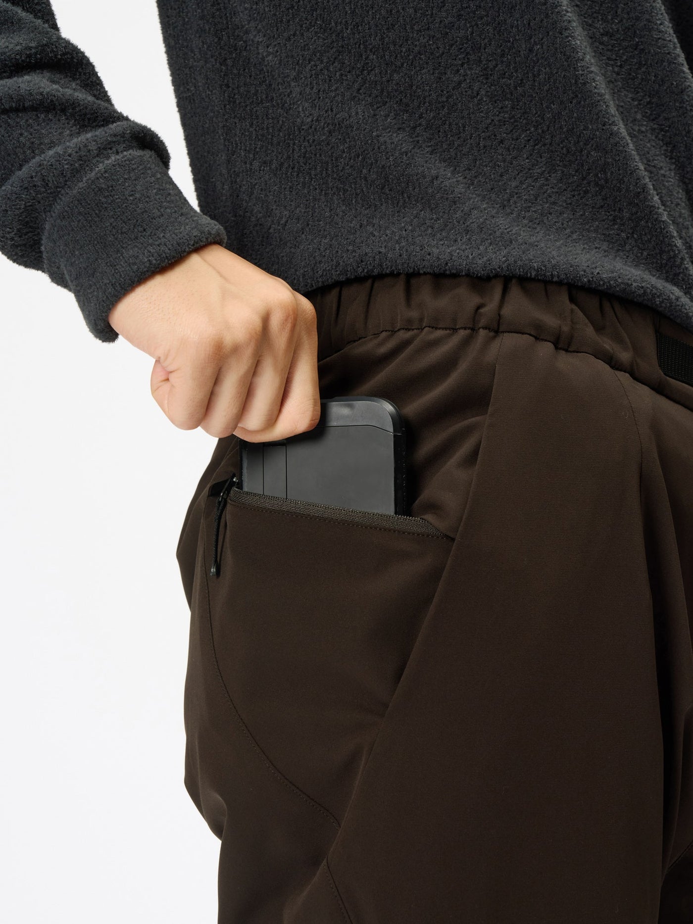 Model: Height 183cm / 6'0" | Wearing: BITTER BROWN / 3