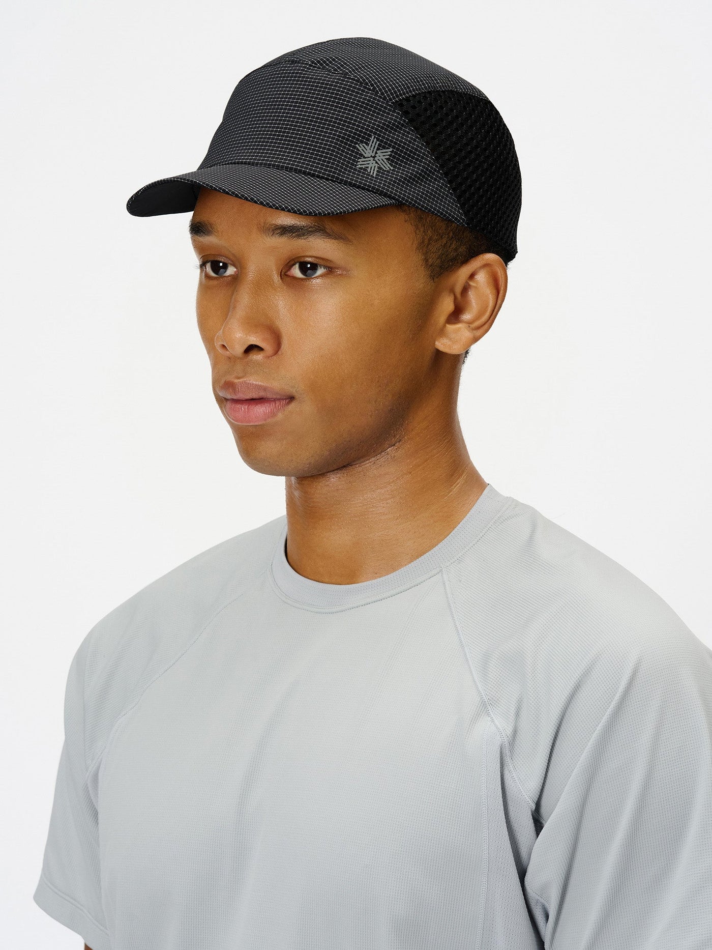 Model: Height 184cm / 6'0" | Wearing: BLACK / F