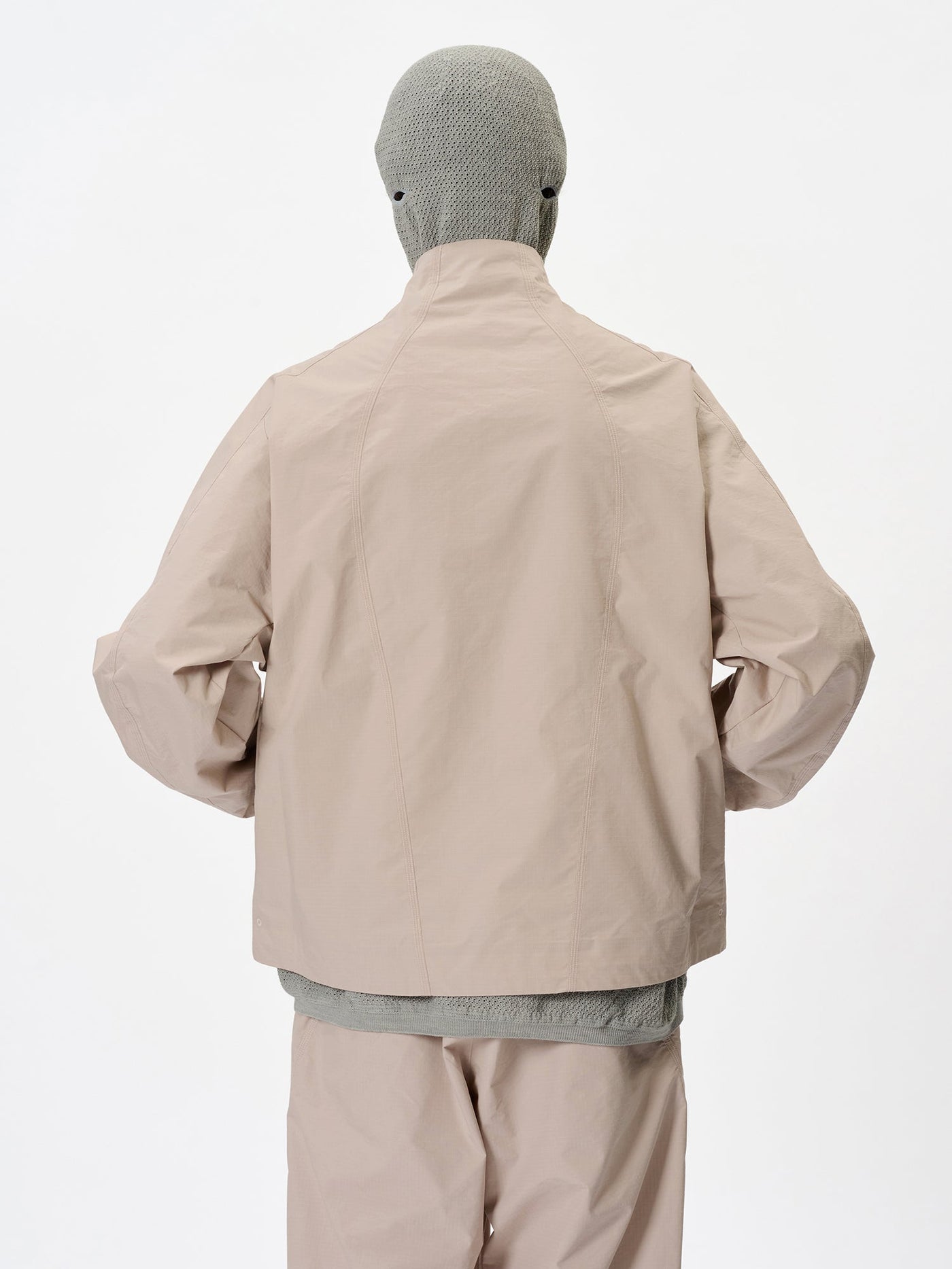 Model: Height 183cm / 6'0" | Wearing: GRAYISH BEIGE / 4