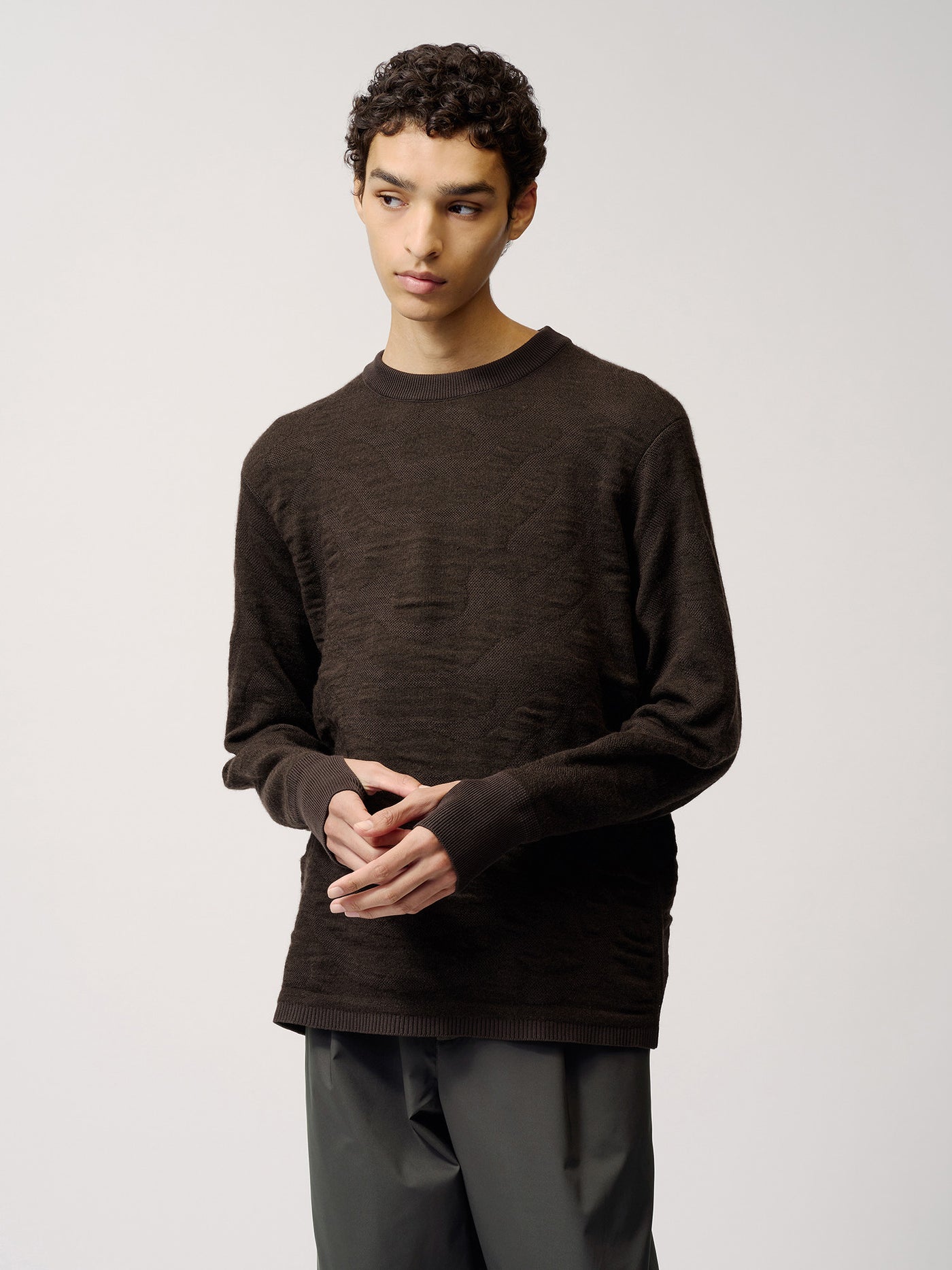 Model: Height 185cm | Wearing: DARK BROWN / 4