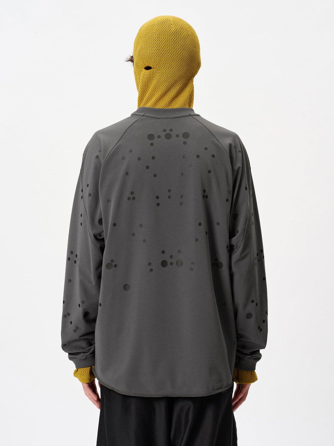 Model: Height 183cm / 6'0" | Wearing: DEEP CHARCOAL / 4