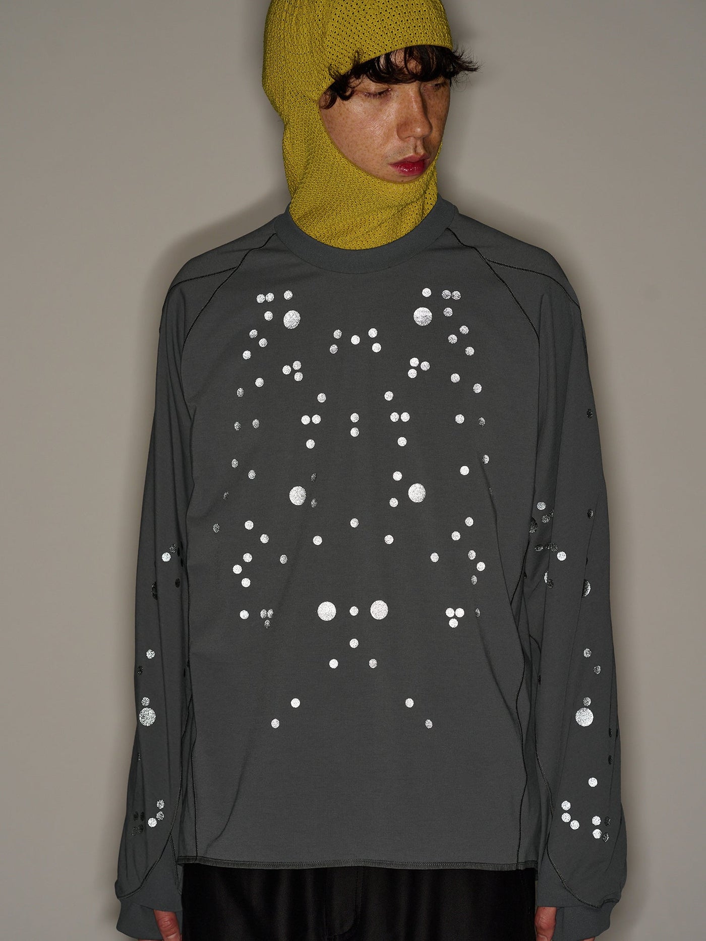 Model: Height 183cm / 6'0" | Wearing: DEEP CHARCOAL / 4