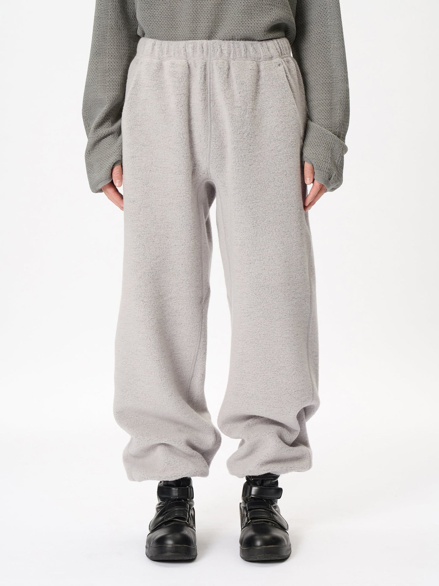 Model: Height 183cm / 6'0" | Wearing: ASH GRAY / 4