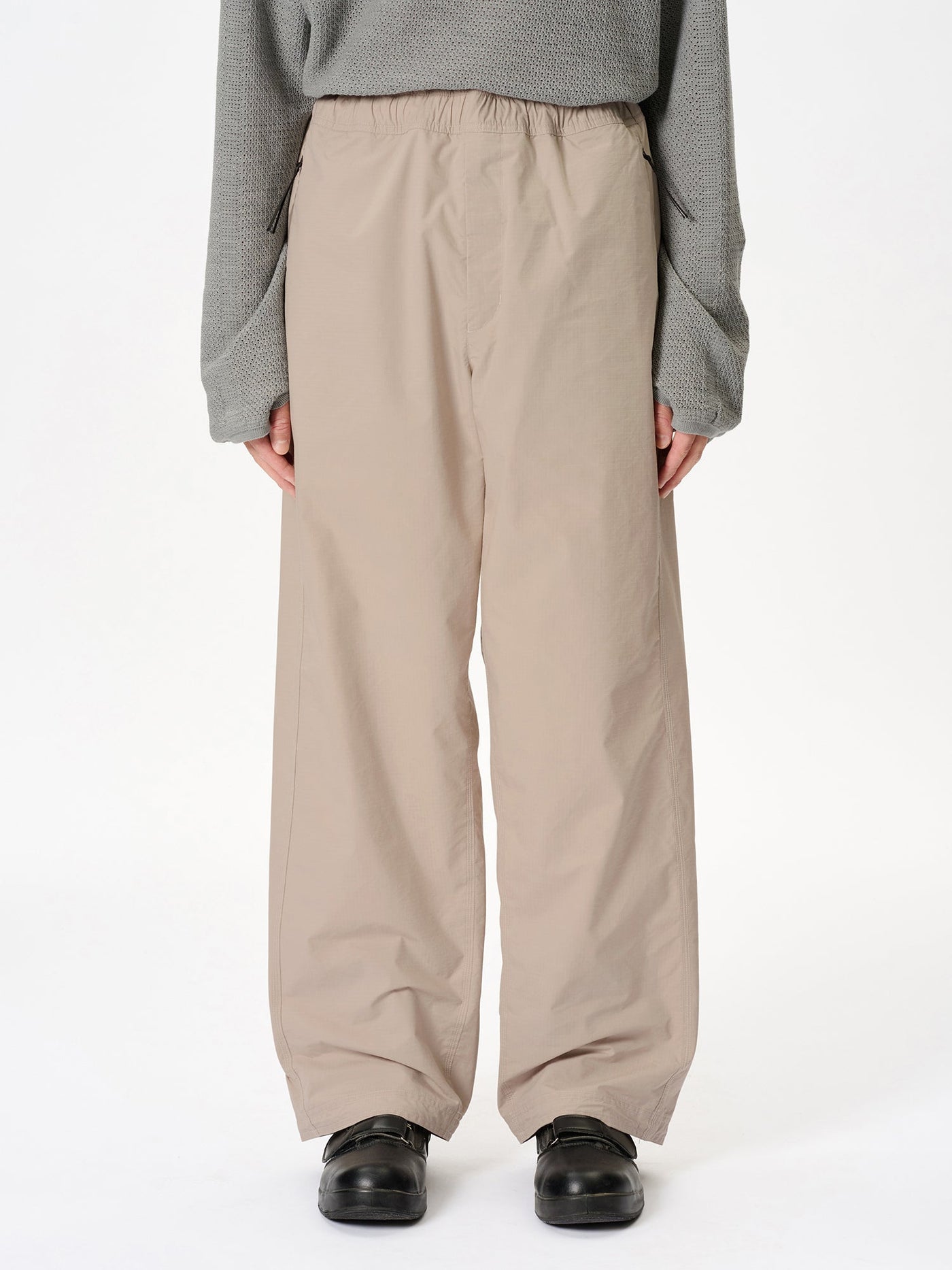 Model: Height 183cm / 6'0" | Wearing: GRAYISH BEIGE / 4