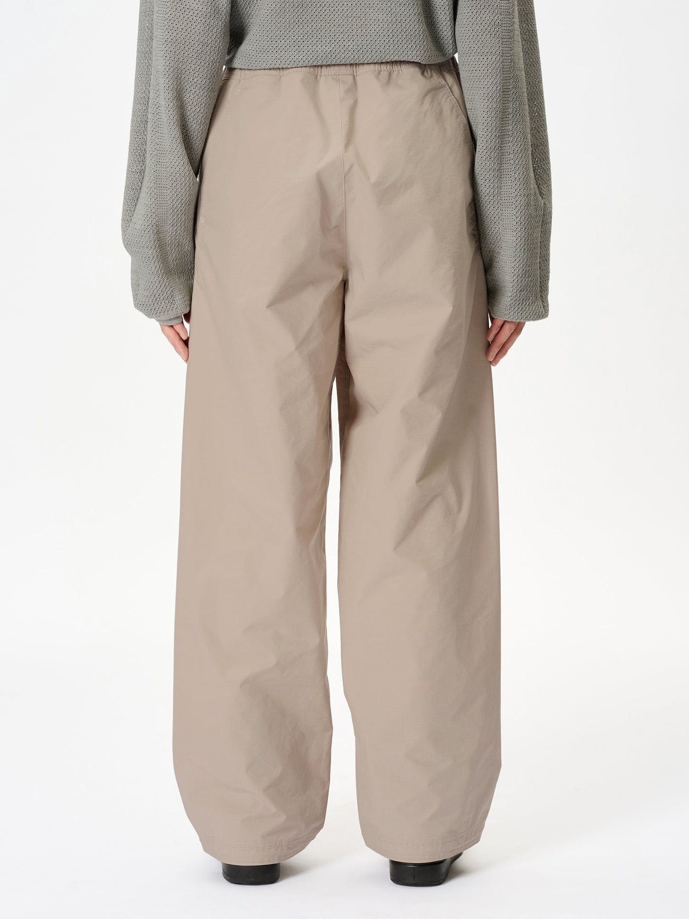 Model: Height 183cm / 6'0" | Wearing: GRAYISH BEIGE / 4