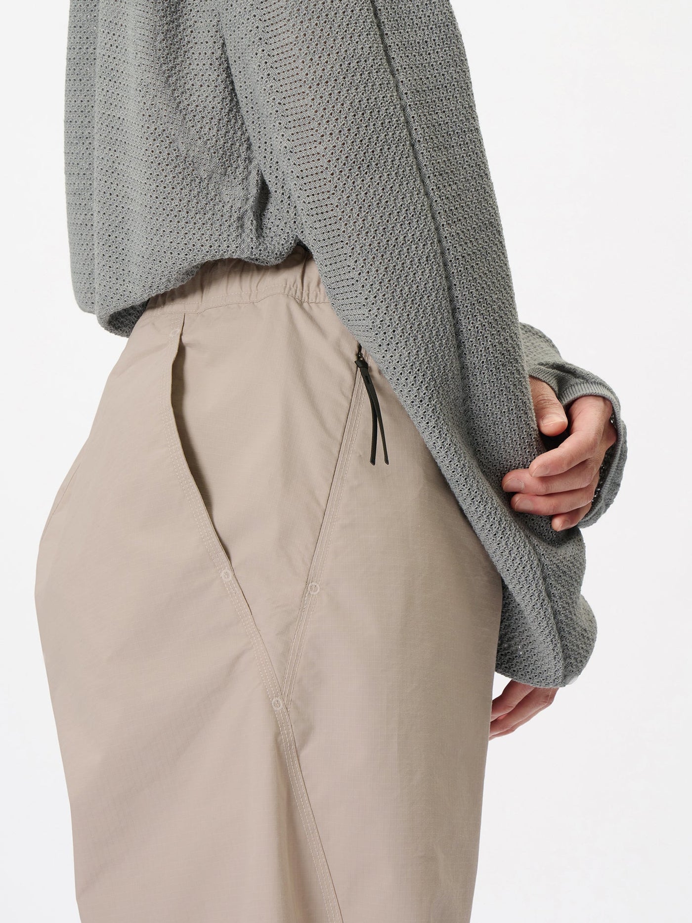 Model: Height 183cm / 6'0" | Wearing: GRAYISH BEIGE / 4