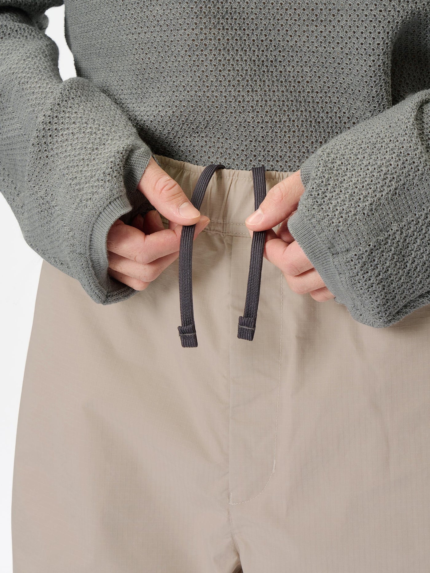 Model: Height 183cm / 6'0" | Wearing: GRAYISH BEIGE / 4