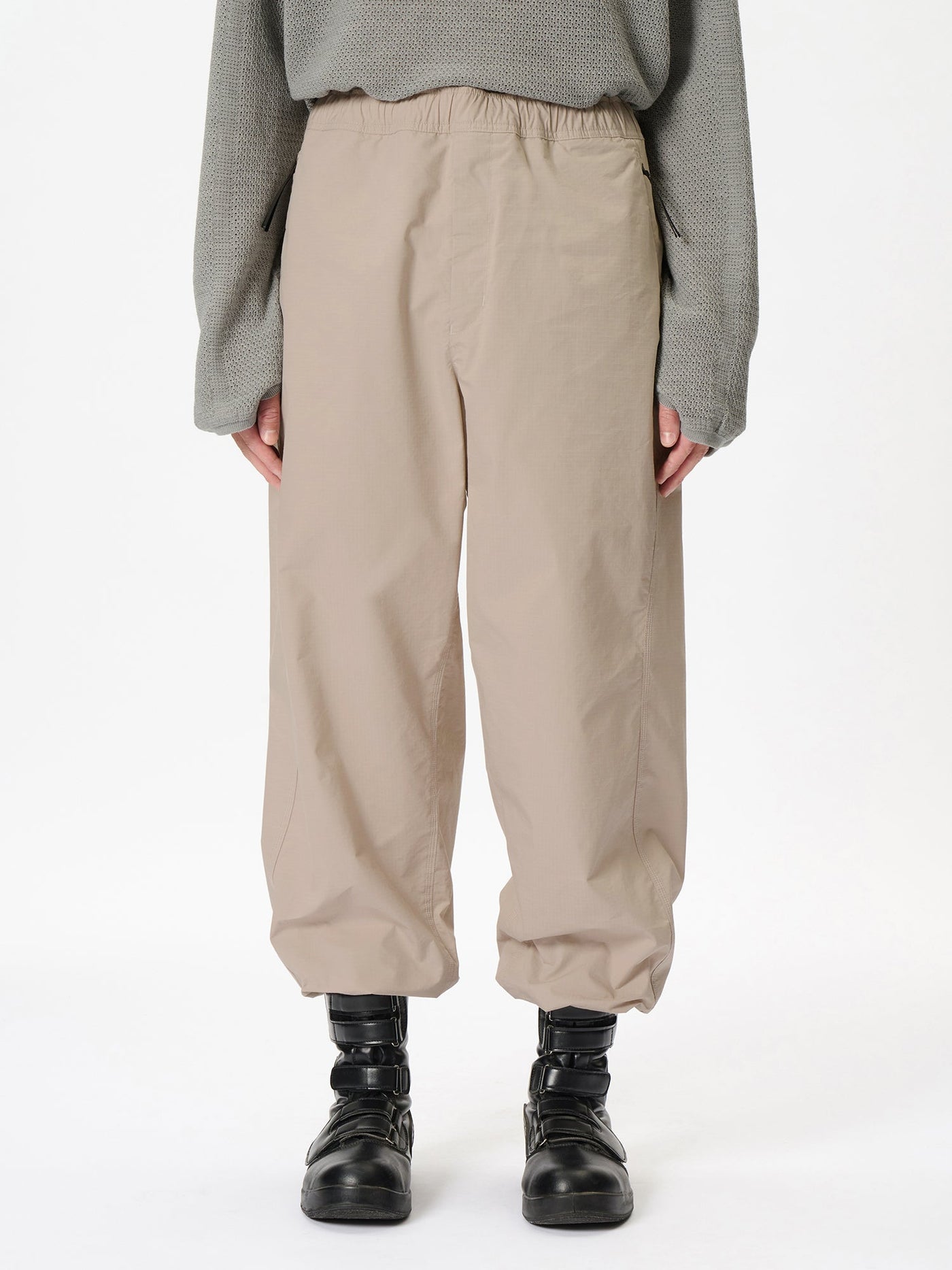 Model: Height 183cm / 6'0" | Wearing: GRAYISH BEIGE / 4